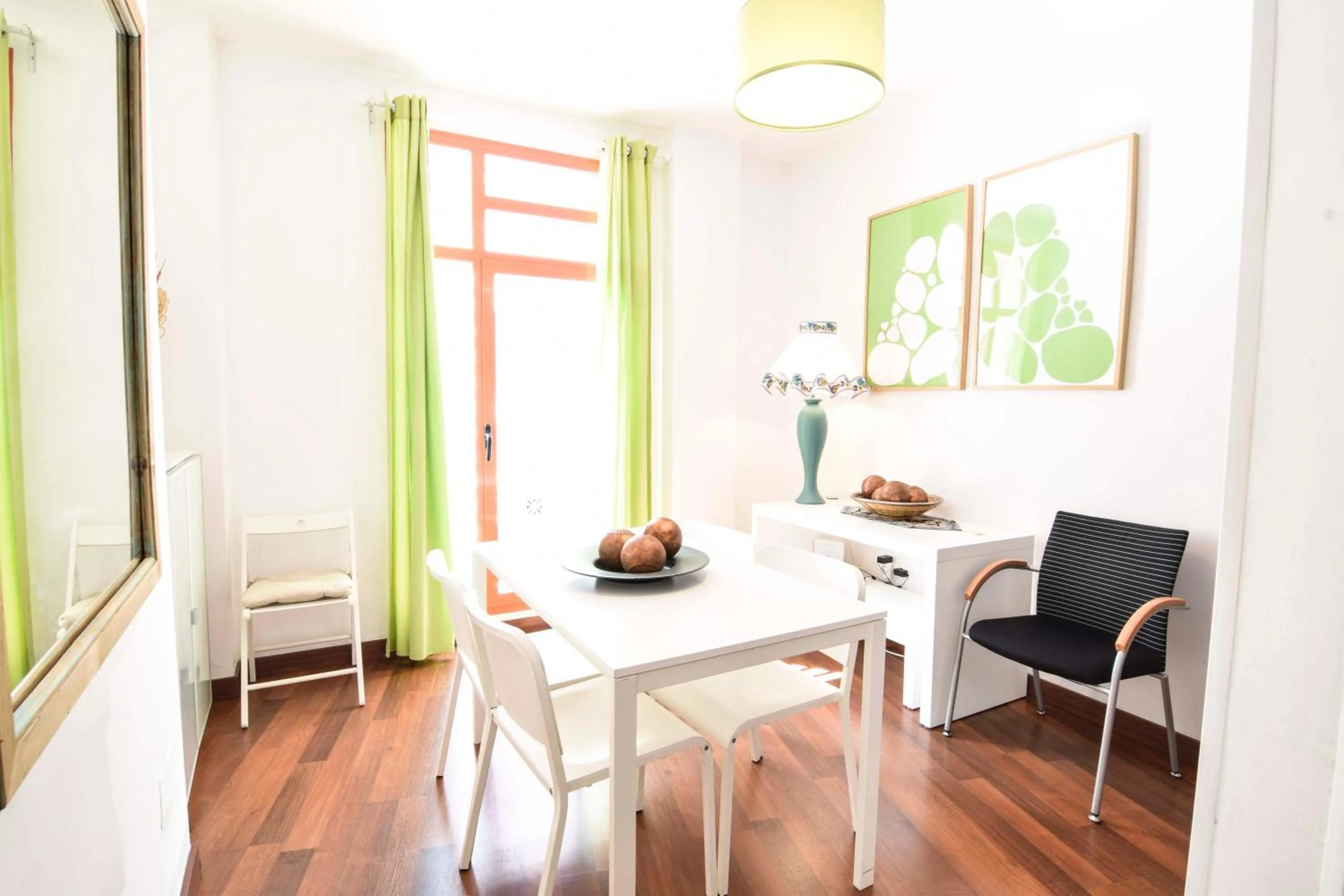 Dining area in Letmalaga Economy Bishop Orchard