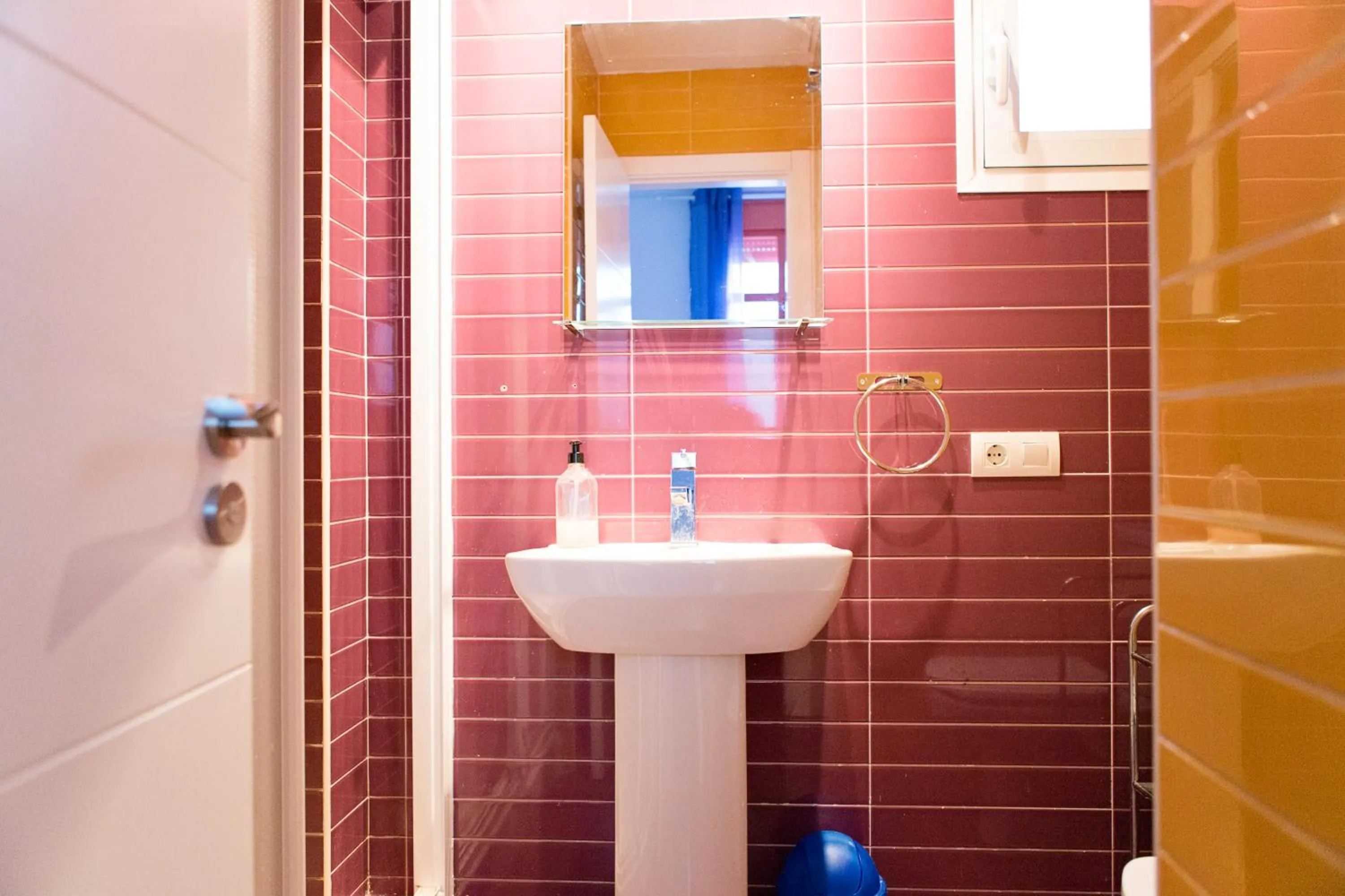 Shower in Letmalaga Economy Bishop Orchard