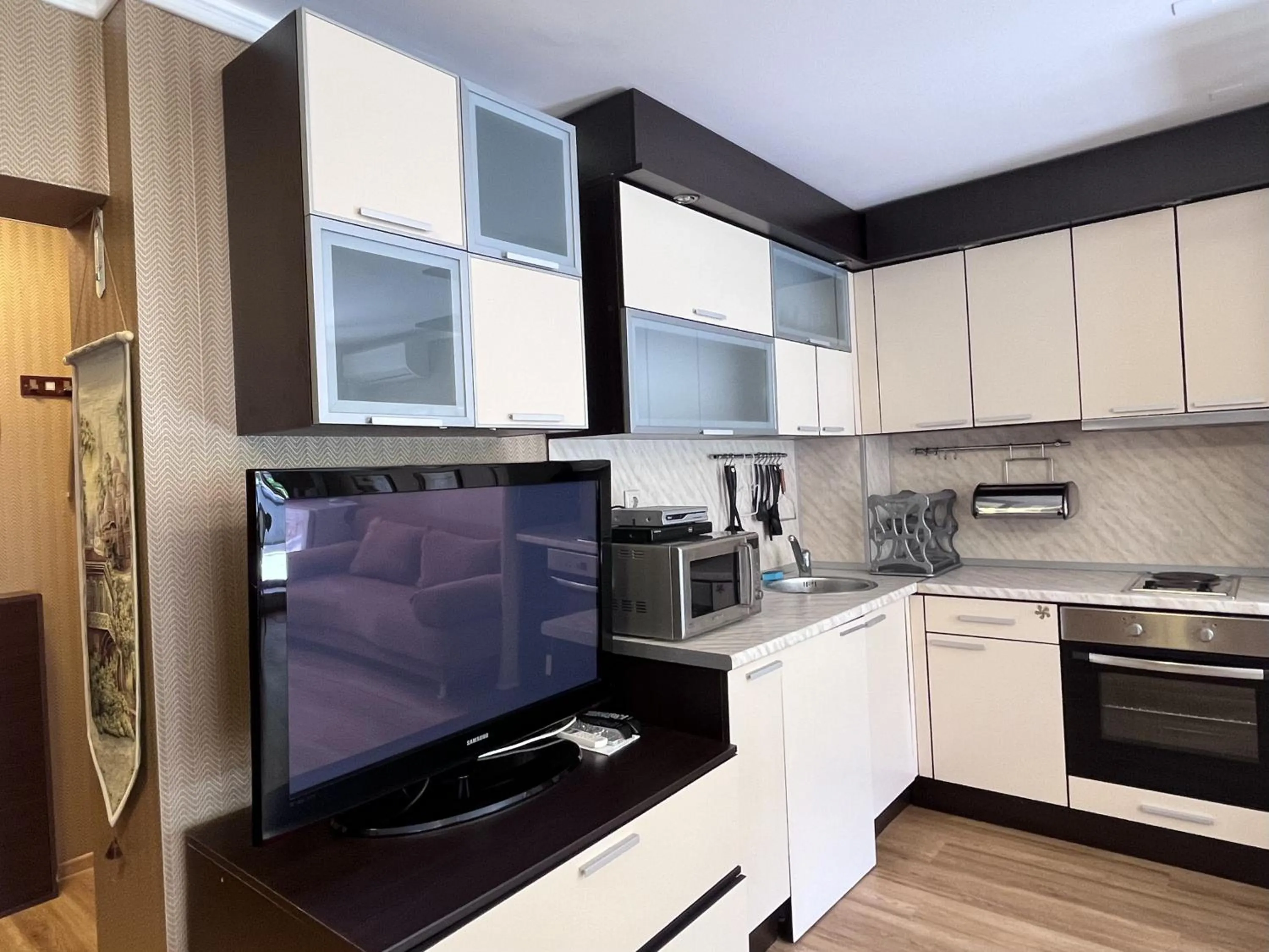 TV and multimedia in Sea View Rental Iglika Apartments