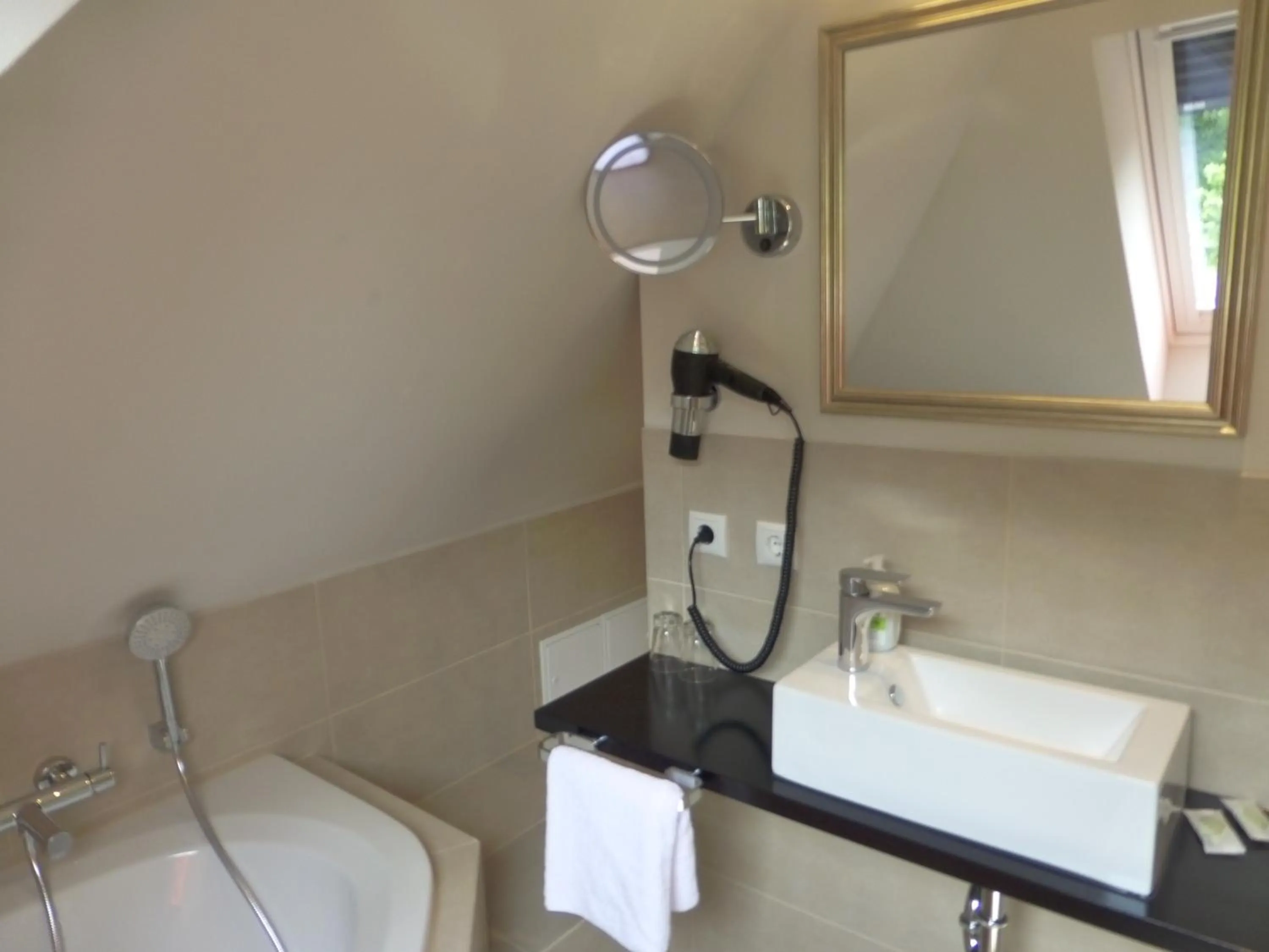 Bathroom in Villa Waldfrieden - Design trifft Budget