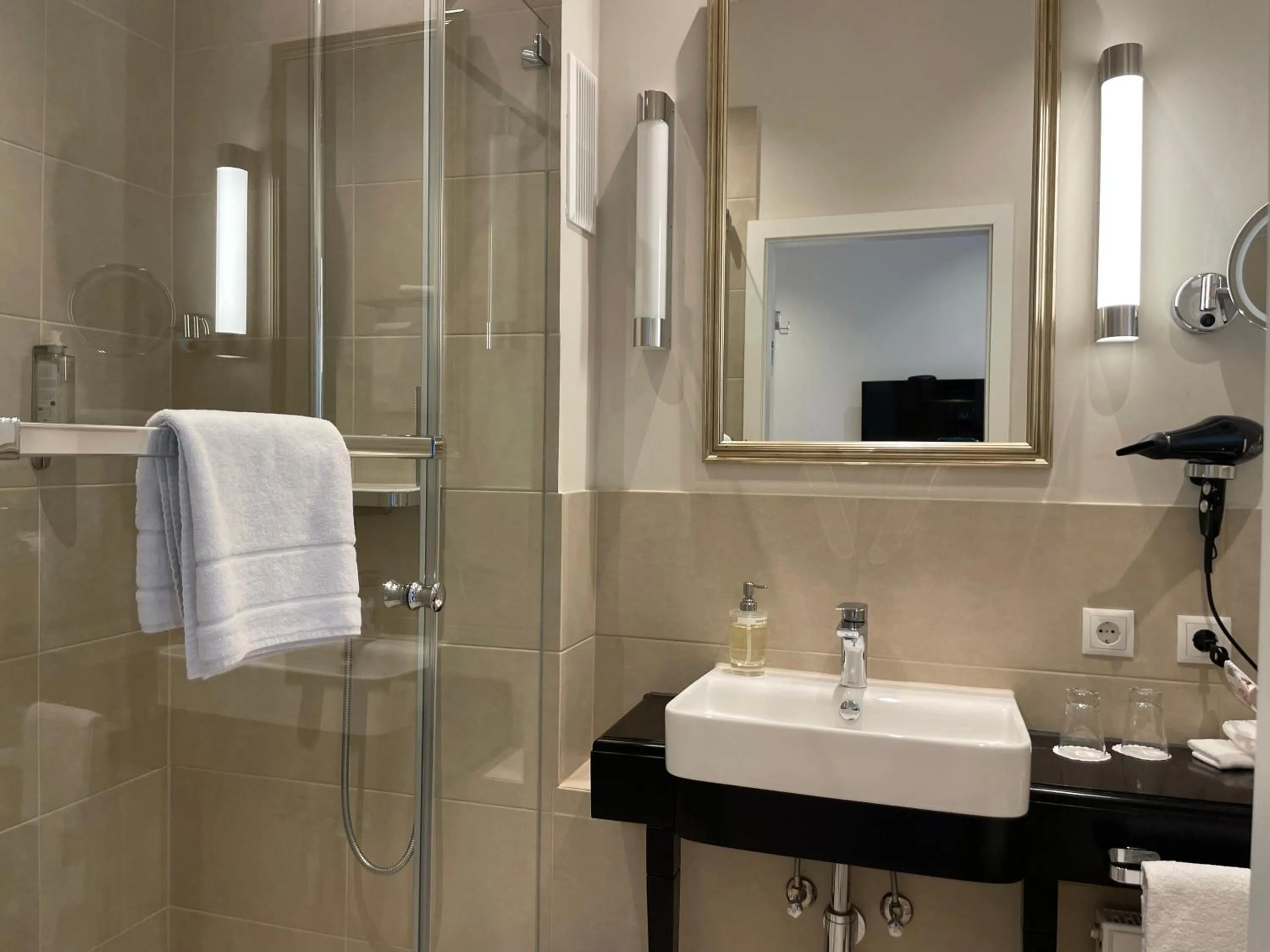 Bathroom in Villa Waldfrieden - Design trifft Budget