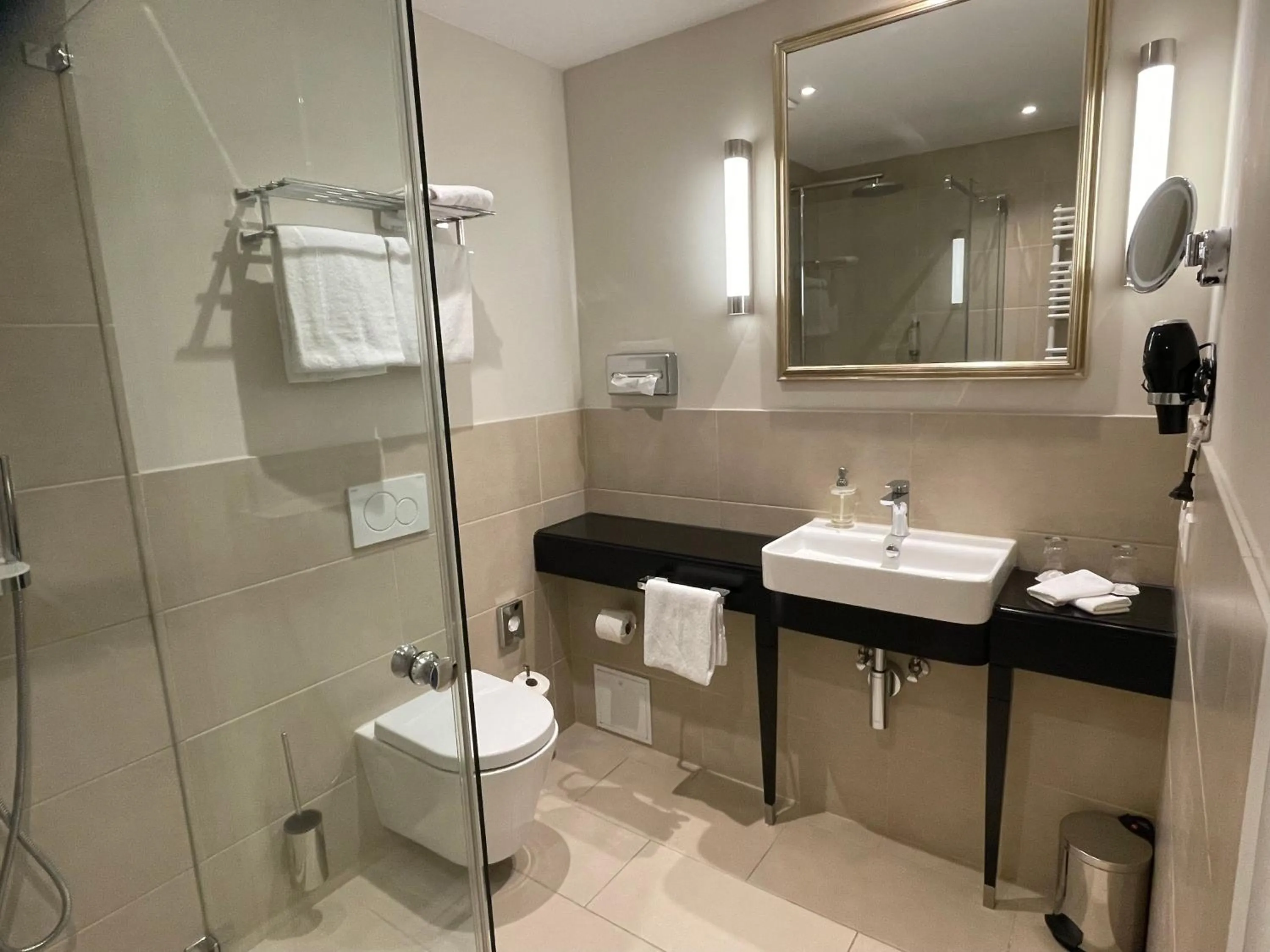 Bathroom in Villa Waldfrieden - Design trifft Budget