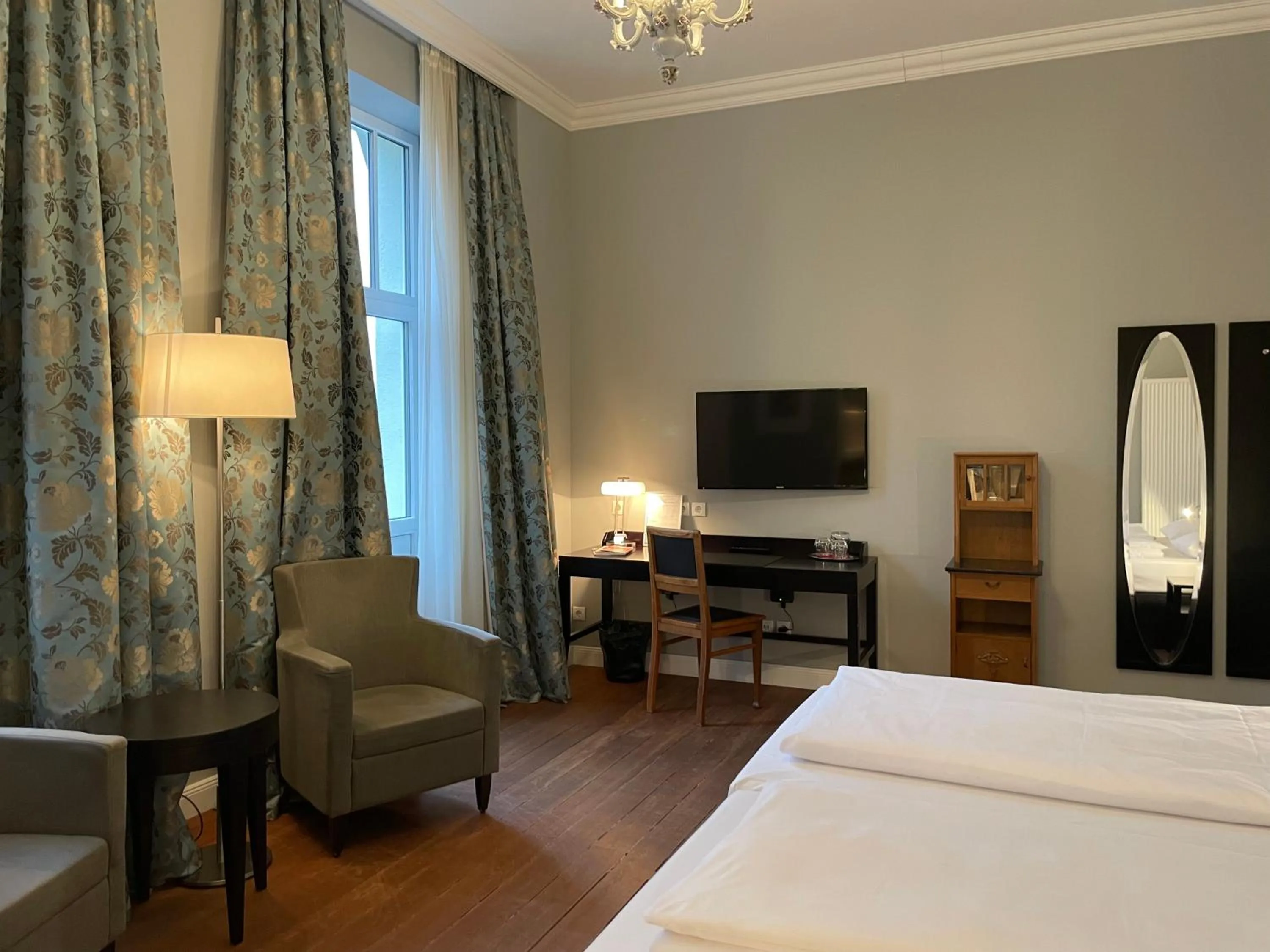 Photo of the whole room, Bed in Villa Waldfrieden - Design trifft Budget