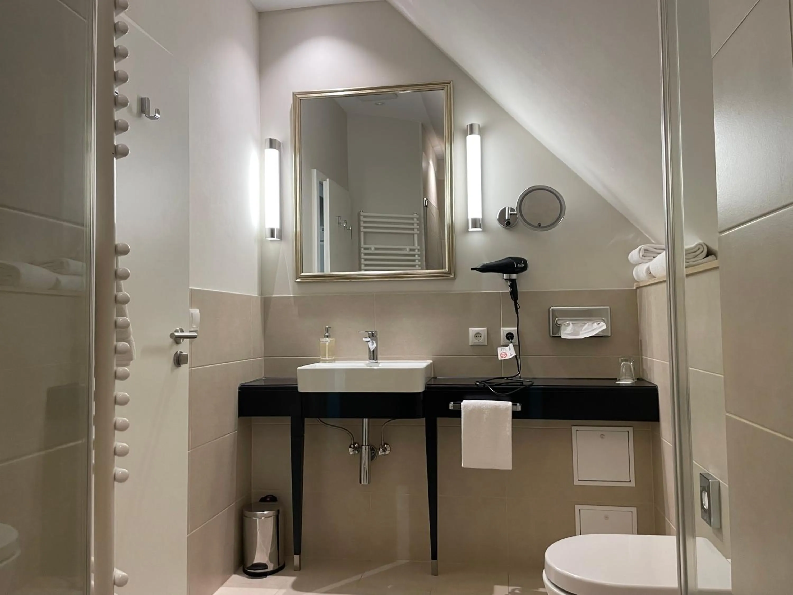 Bathroom in Villa Waldfrieden - Design trifft Budget