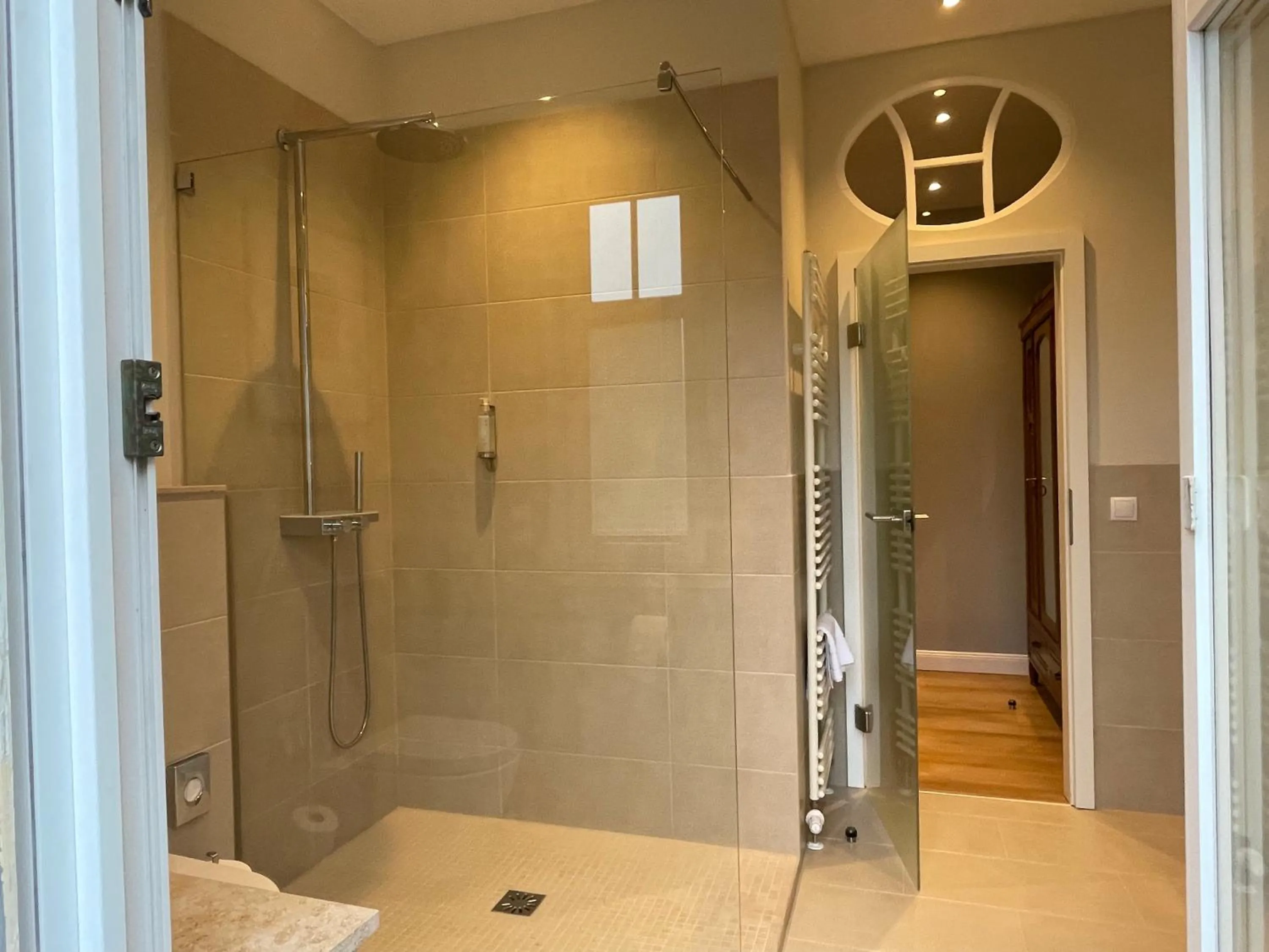 Shower in Villa Waldfrieden - Design trifft Budget