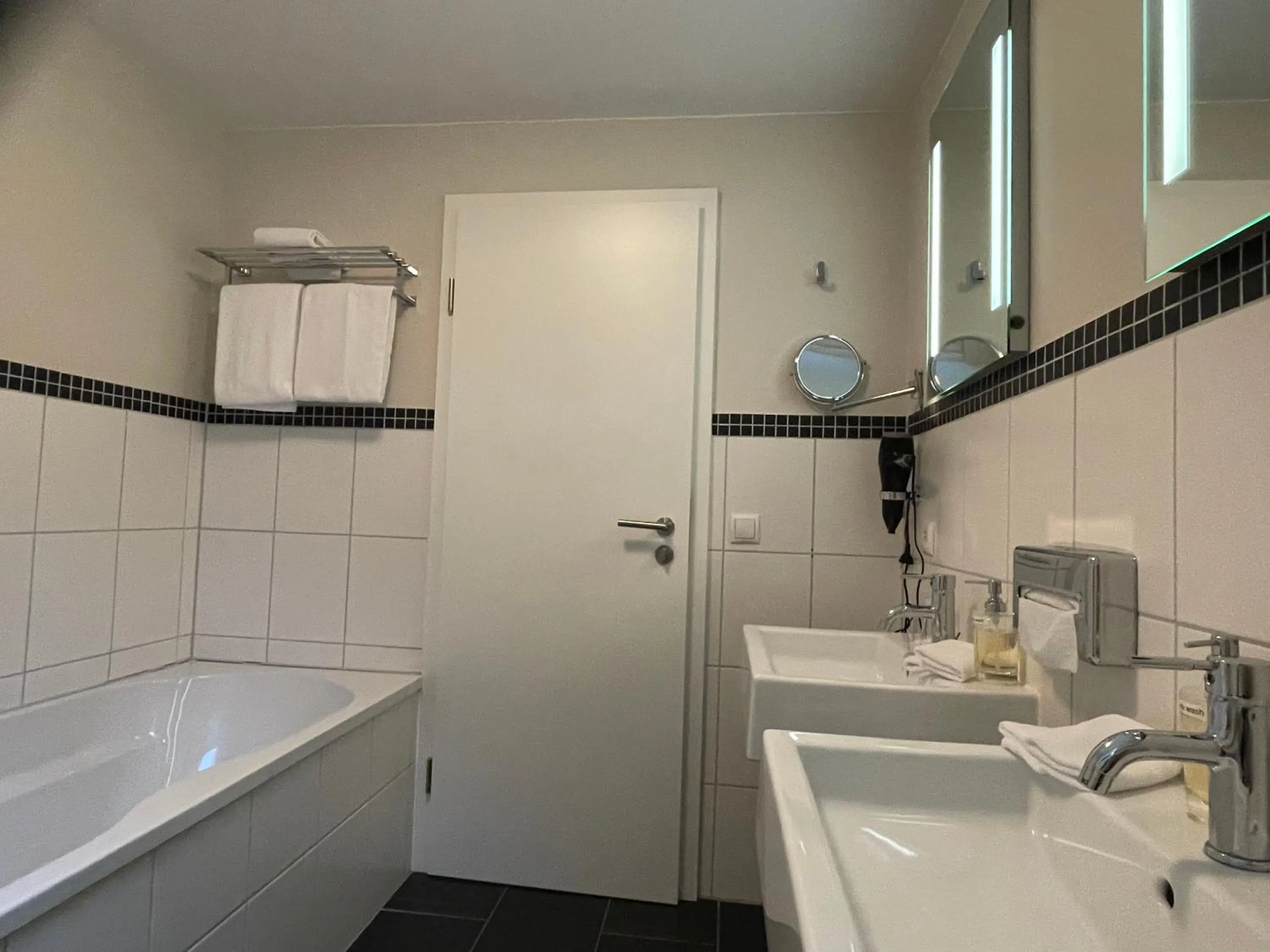 Bathroom in Villa Waldfrieden - Design trifft Budget