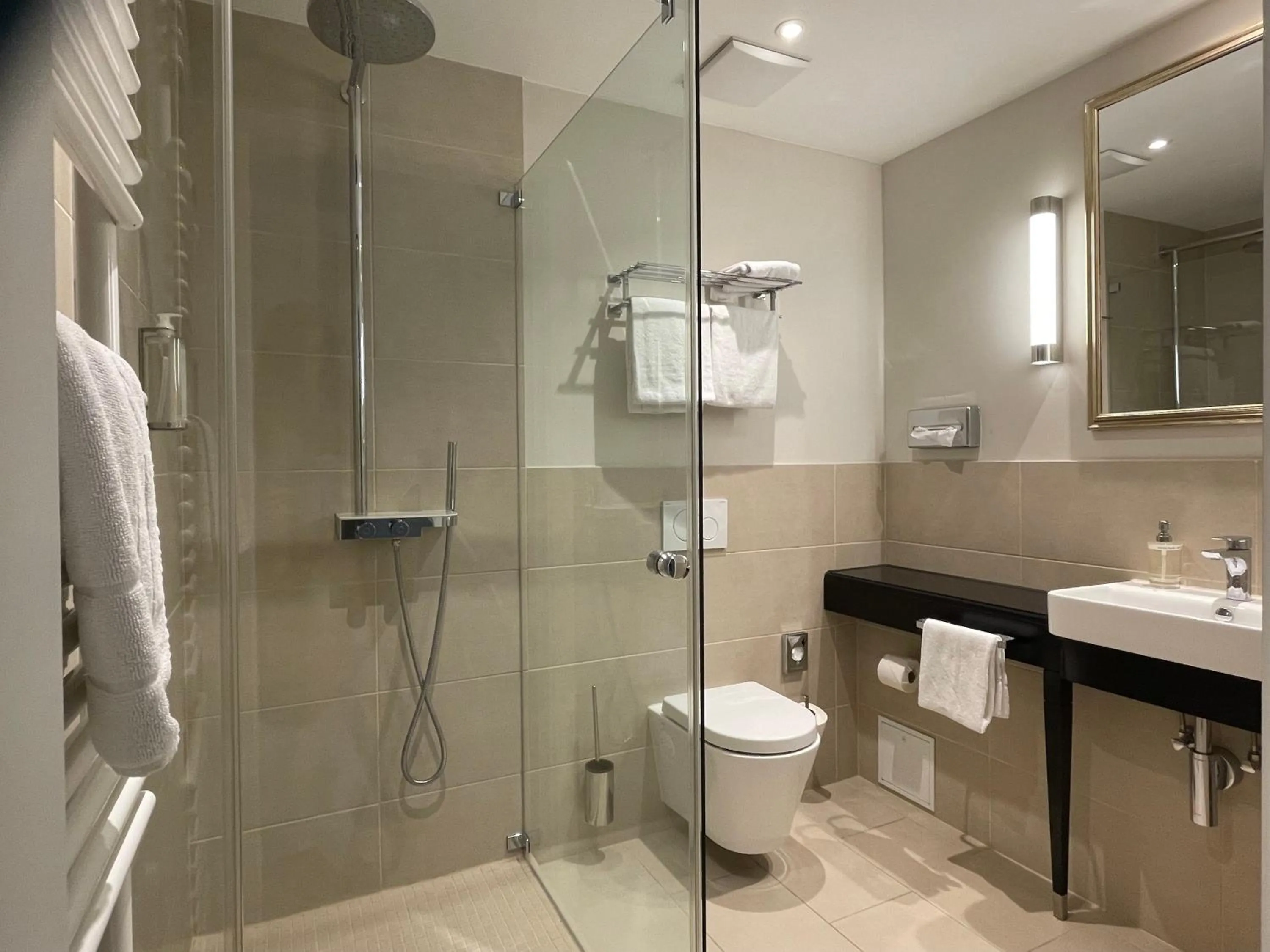 Shower in Villa Waldfrieden - Design trifft Budget