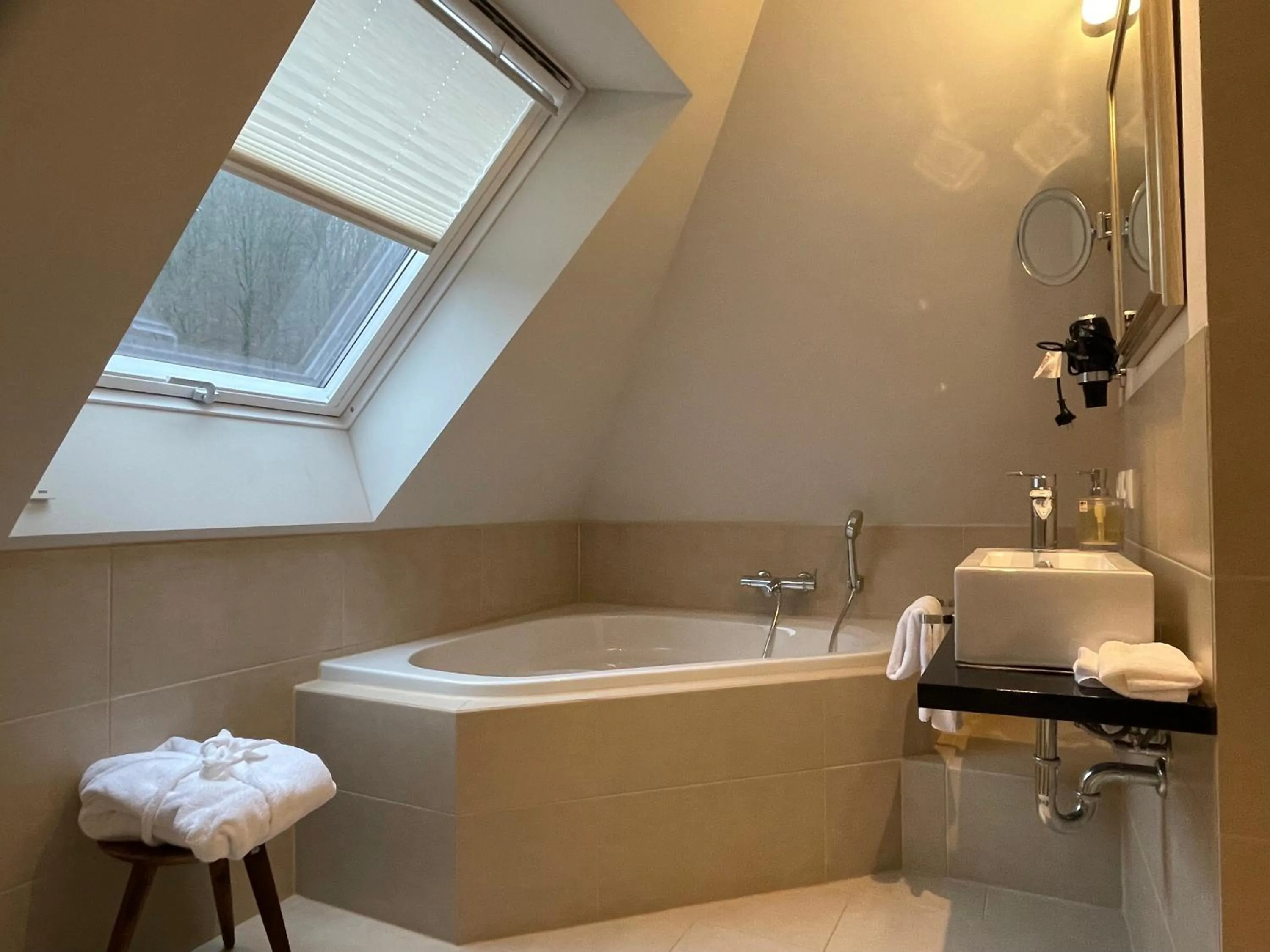 Bathroom in Villa Waldfrieden - Design trifft Budget