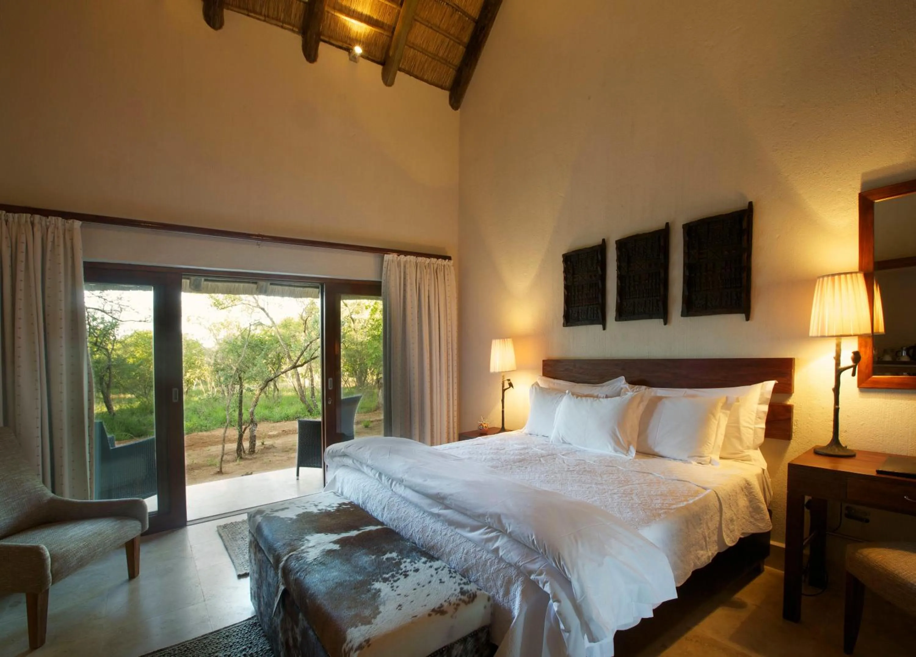 Photo of the whole room, Bed in Kapama Southern Camp