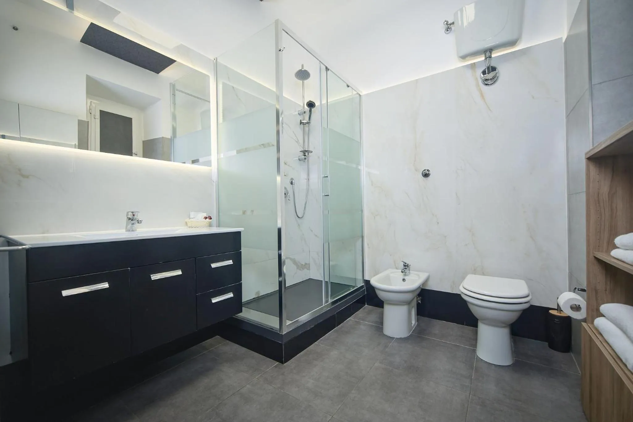 Shower in Astoria Golden House