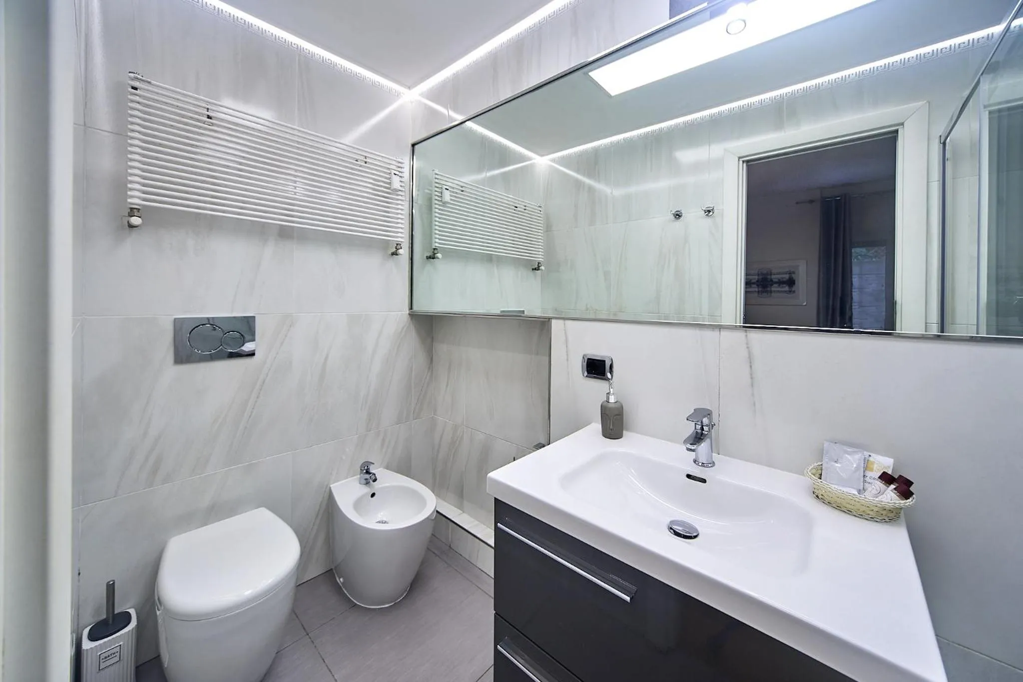 Shower in Astoria Golden House