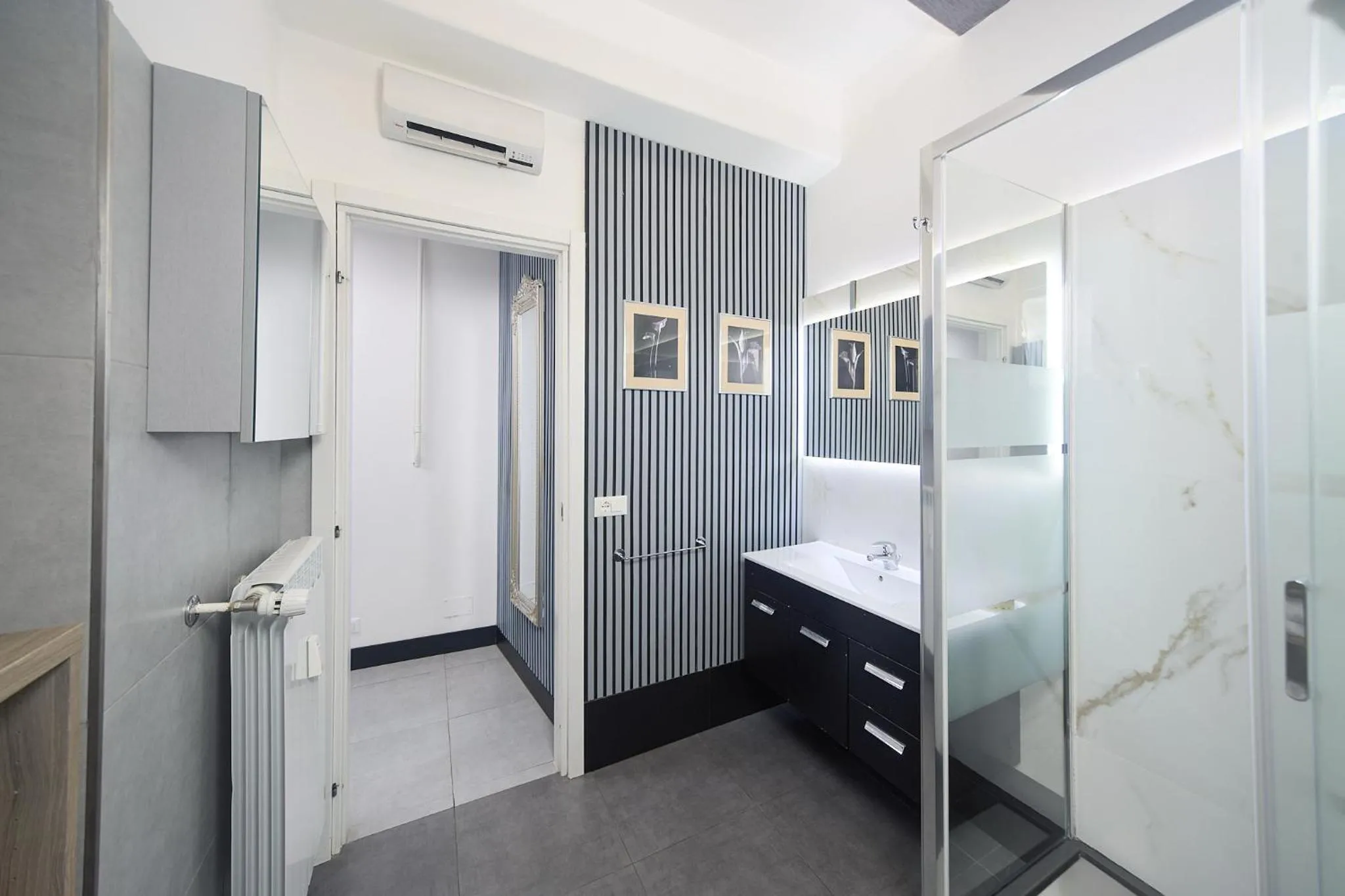 Shower in Astoria Golden House
