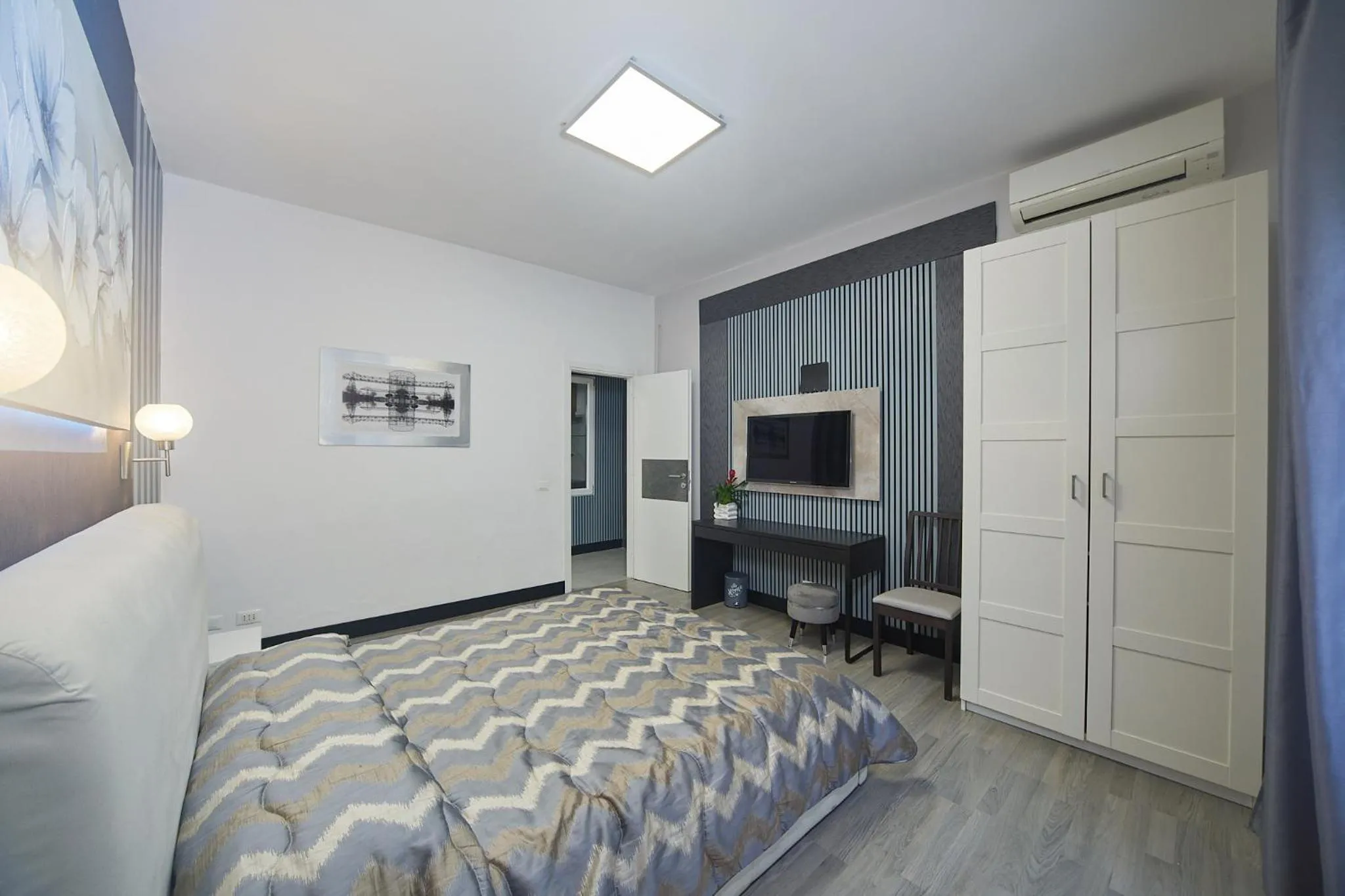 Communal lounge/ TV room, Bed in Astoria Golden House