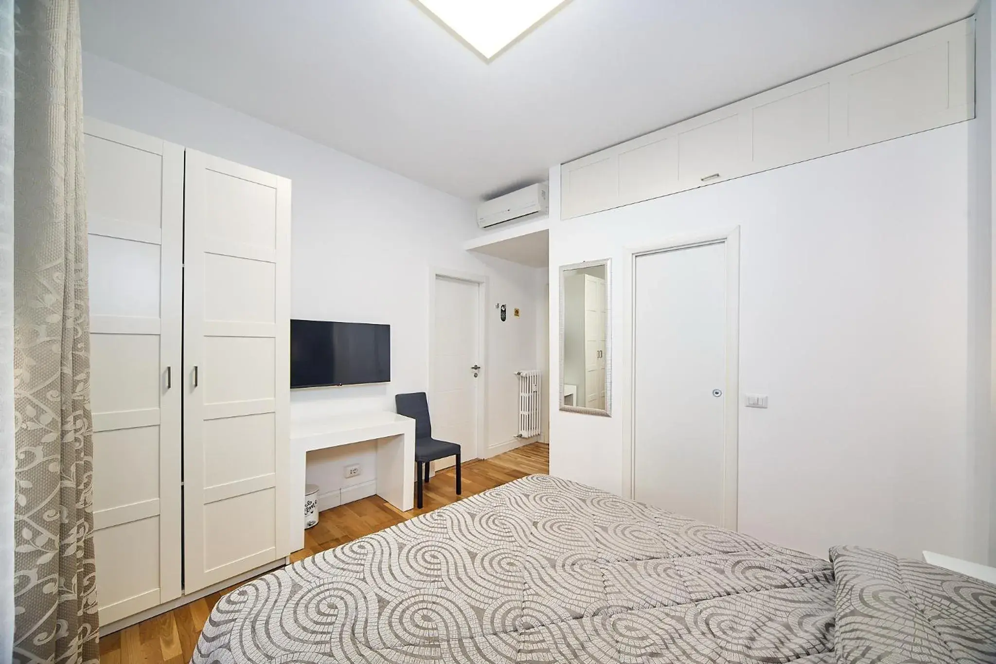 Deluxe Double Room with Shower in Astoria Golden House Deluxe Double Room with Shower in Astoria Golden House