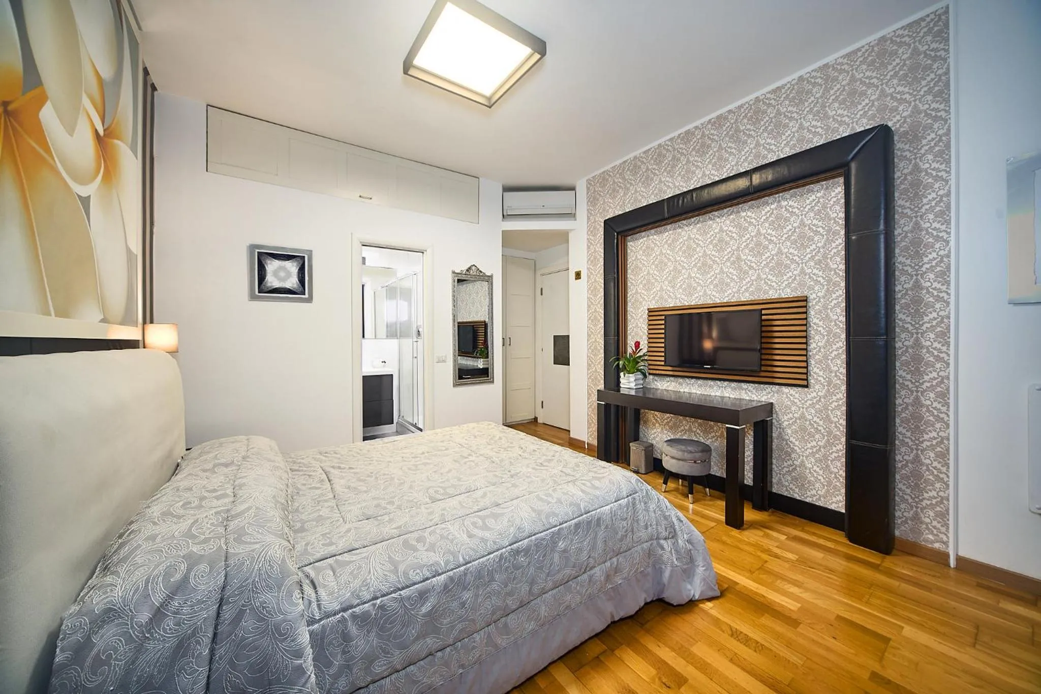 Bed in Astoria Golden House