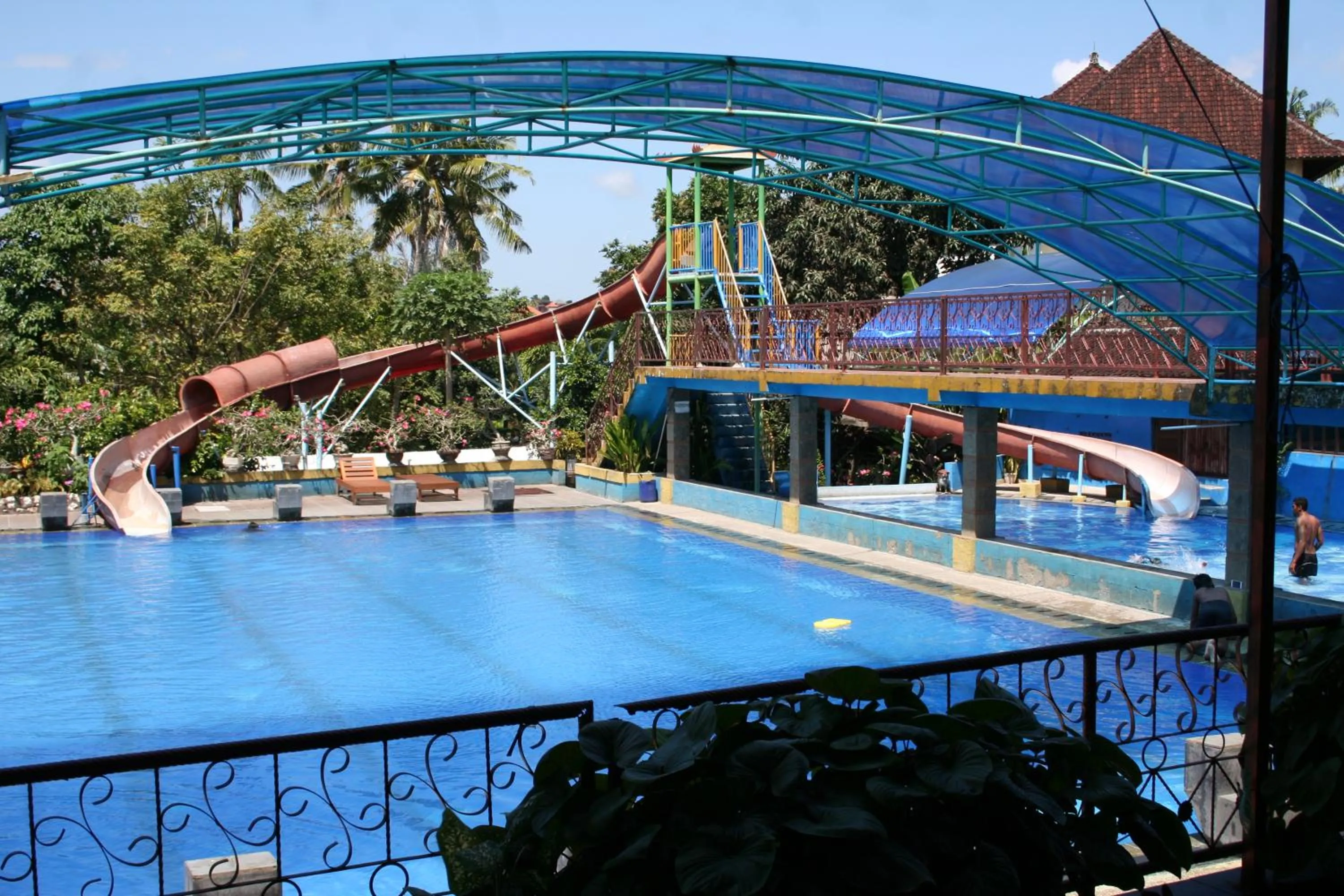 Swimming pool in Betesda Guest House