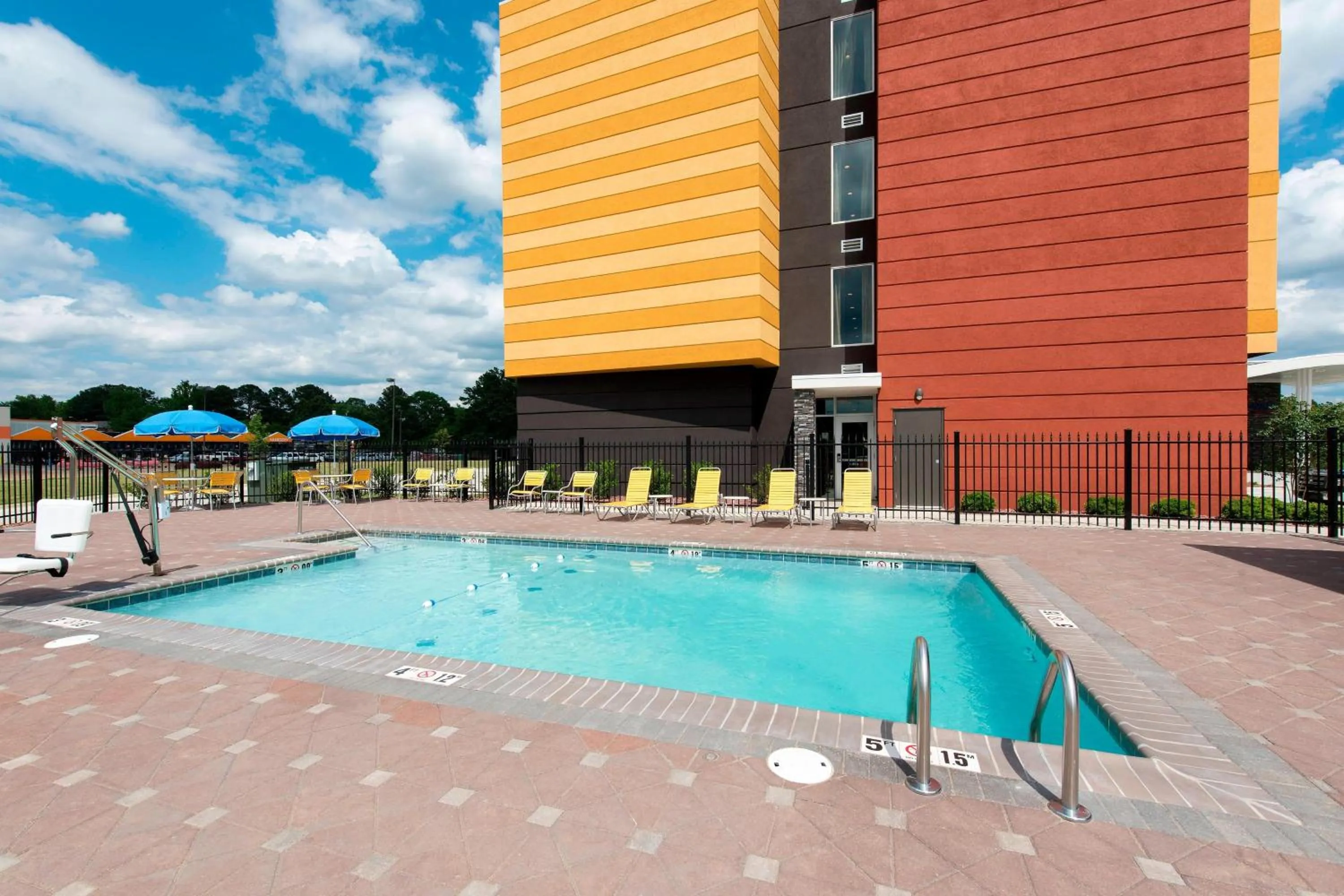 Swimming pool in Fairfield Inn & Suites by Marriott Jackson Clinton