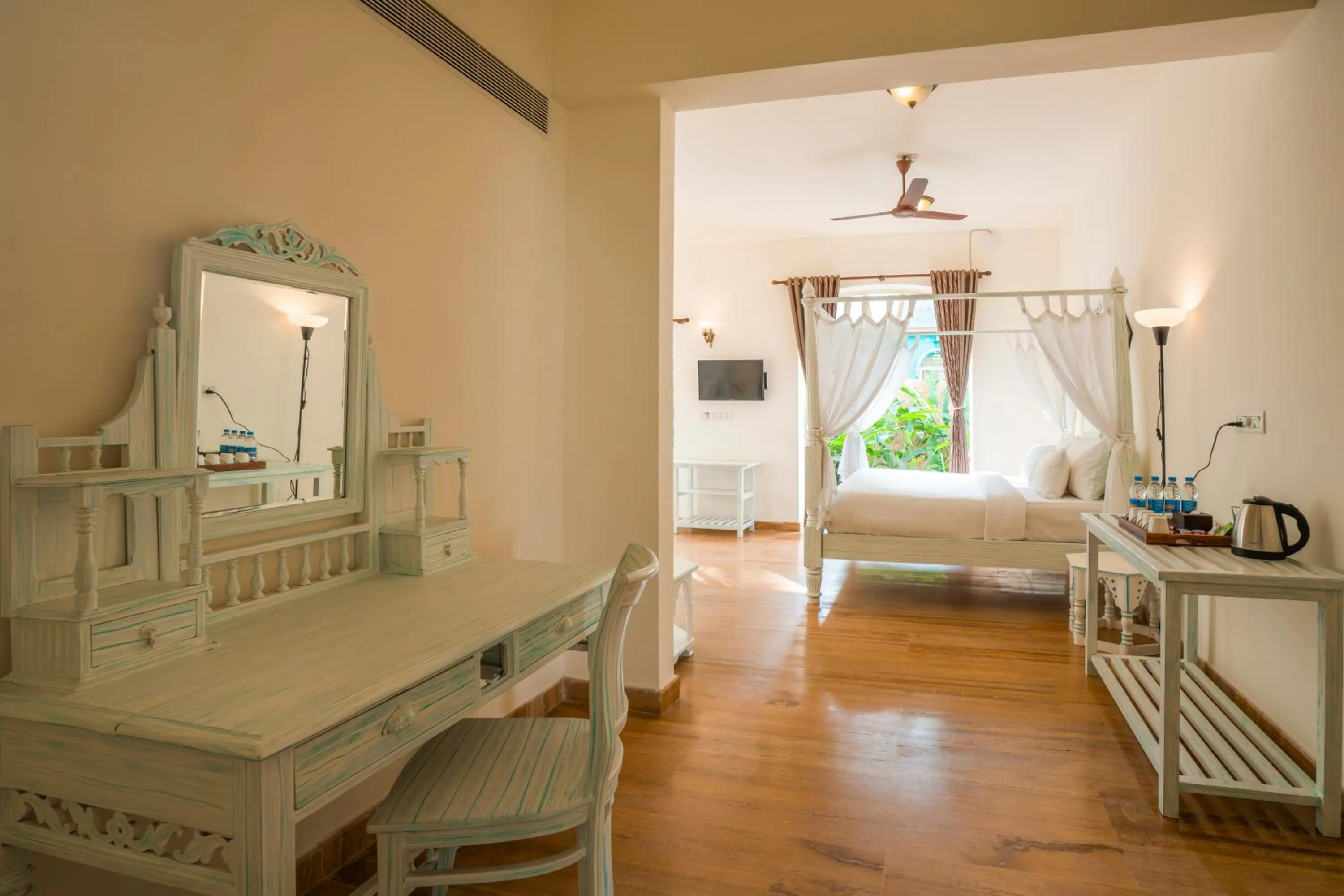 Photo of the whole room, Bed in Moustache Goa Luxuria