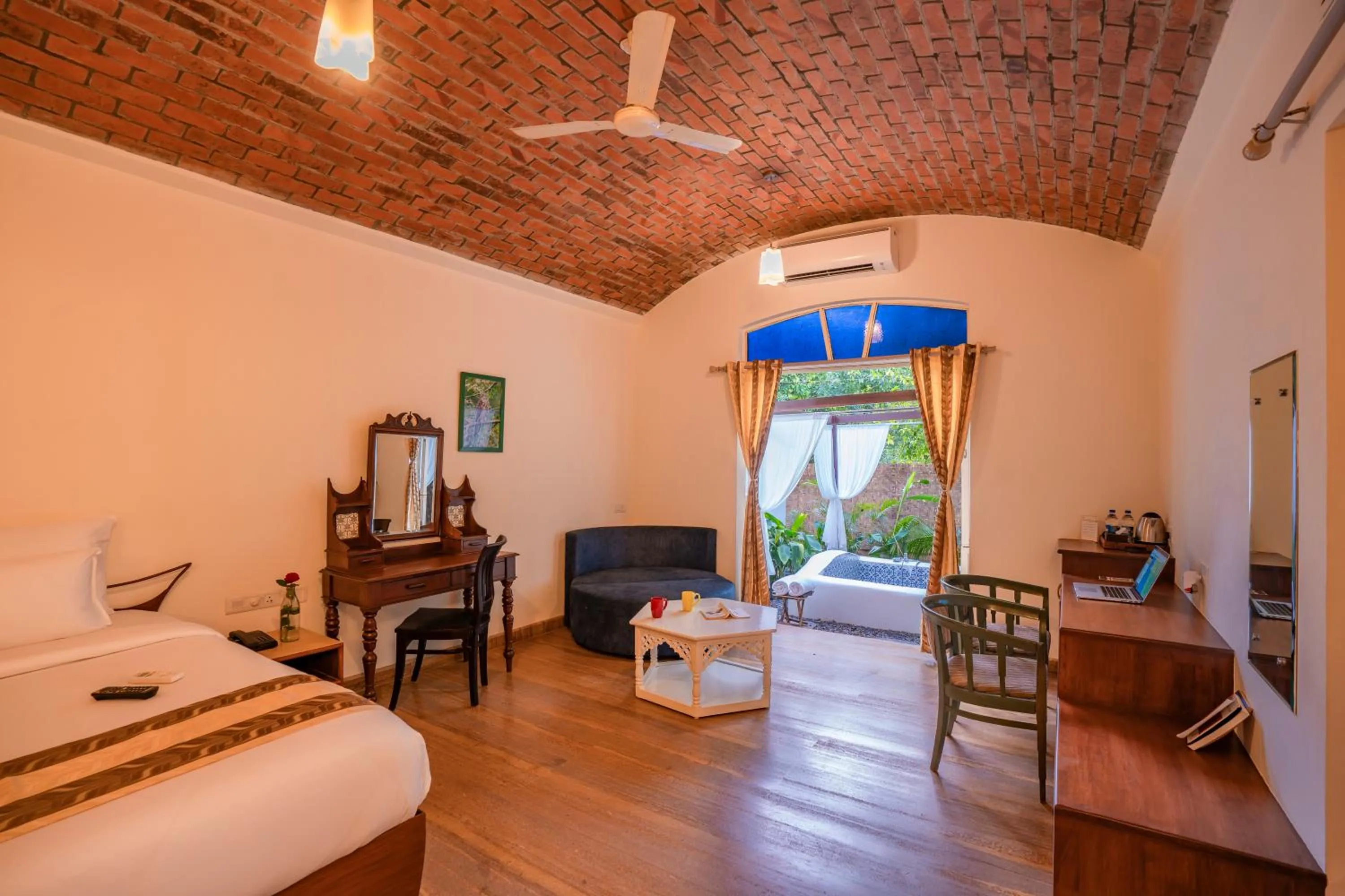 Photo of the whole room, Bed in Moustache Goa Luxuria