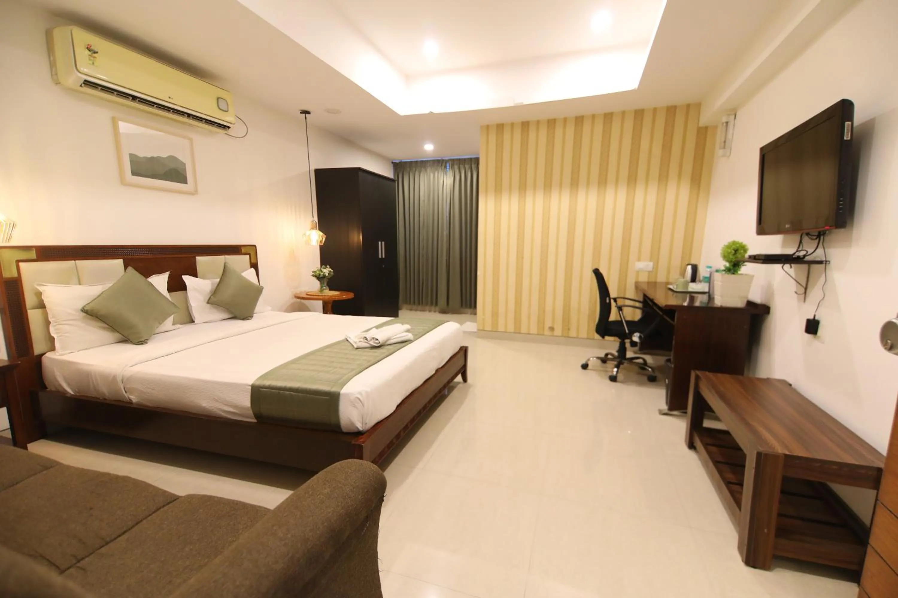 Communal lounge/ TV room, Bed in Earth Hotels Domlur