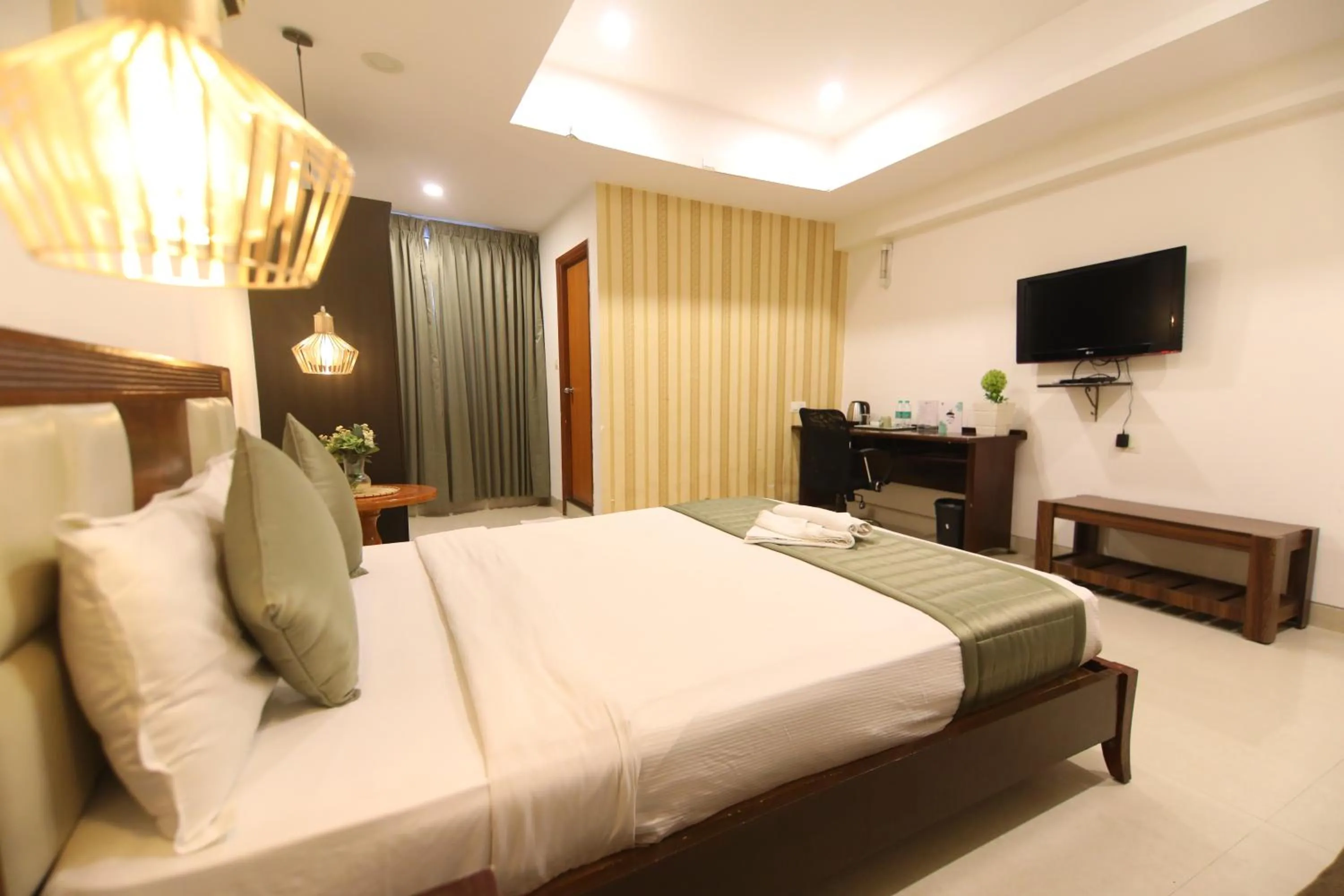 Communal lounge/ TV room, Bed in Earth Hotels Domlur