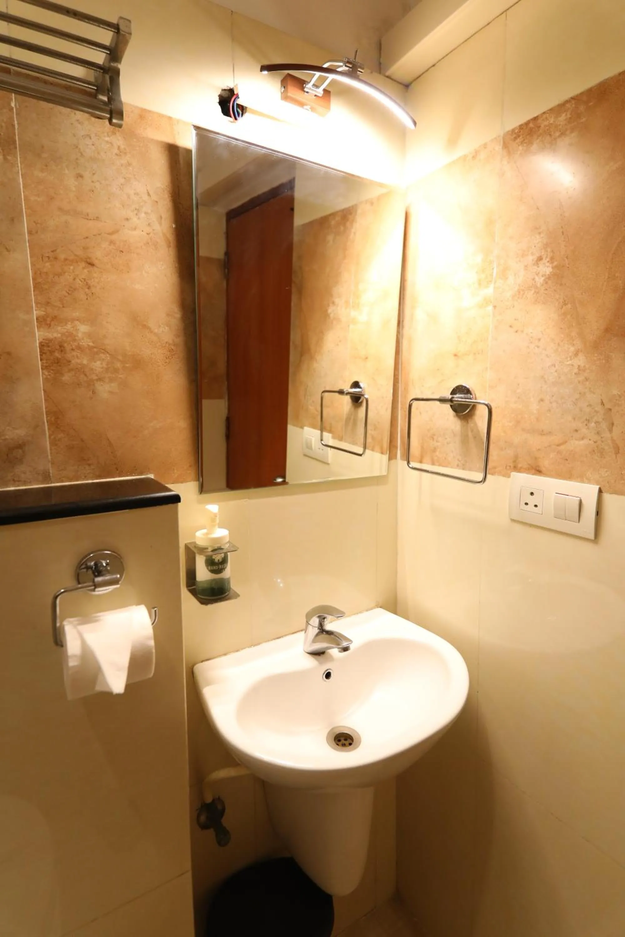 Shower in Earth Hotels Domlur