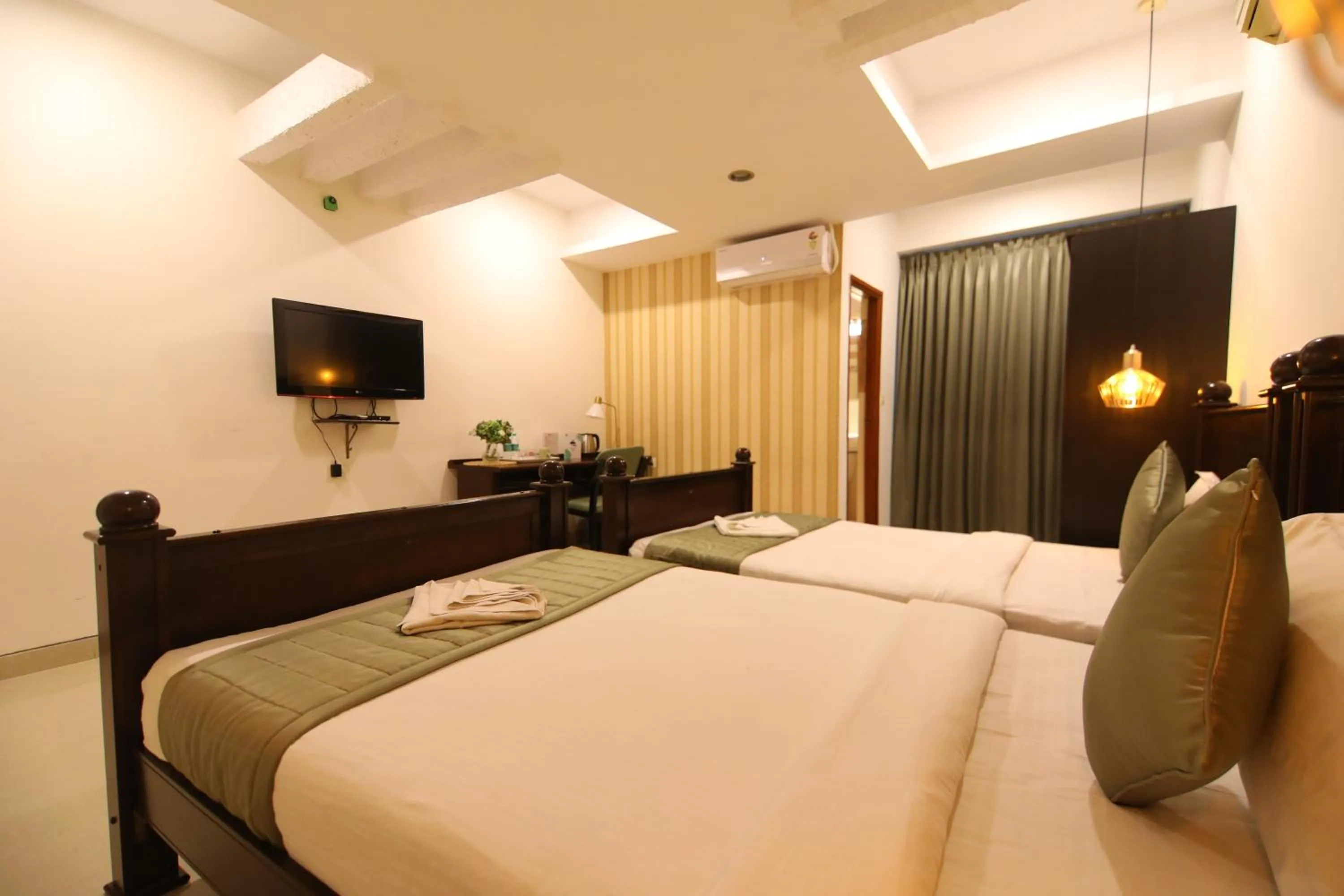 Communal lounge/ TV room, Bed in Earth Hotels Domlur