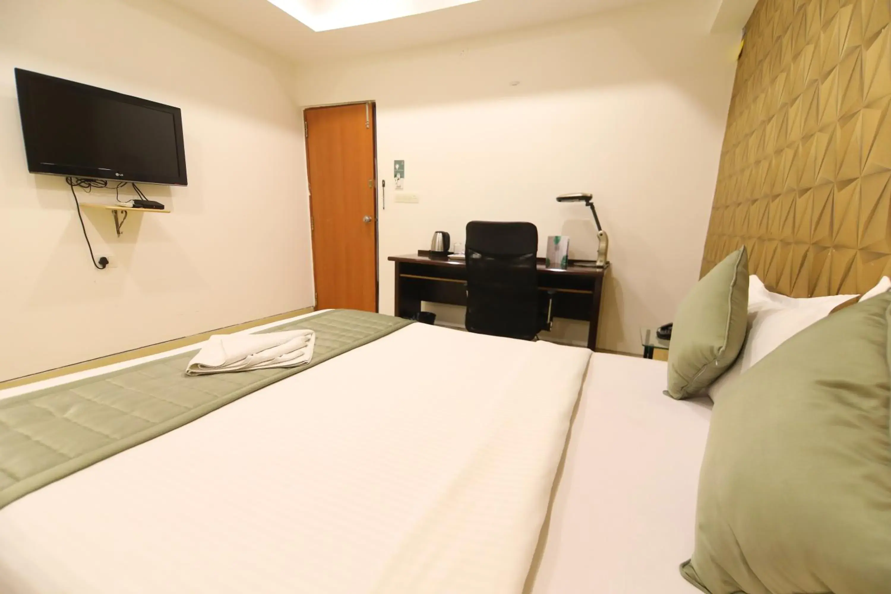 Communal lounge/ TV room, Bed in Earth Hotels Domlur Communal lounge/ TV room, Bed in Earth Hotels Domlur