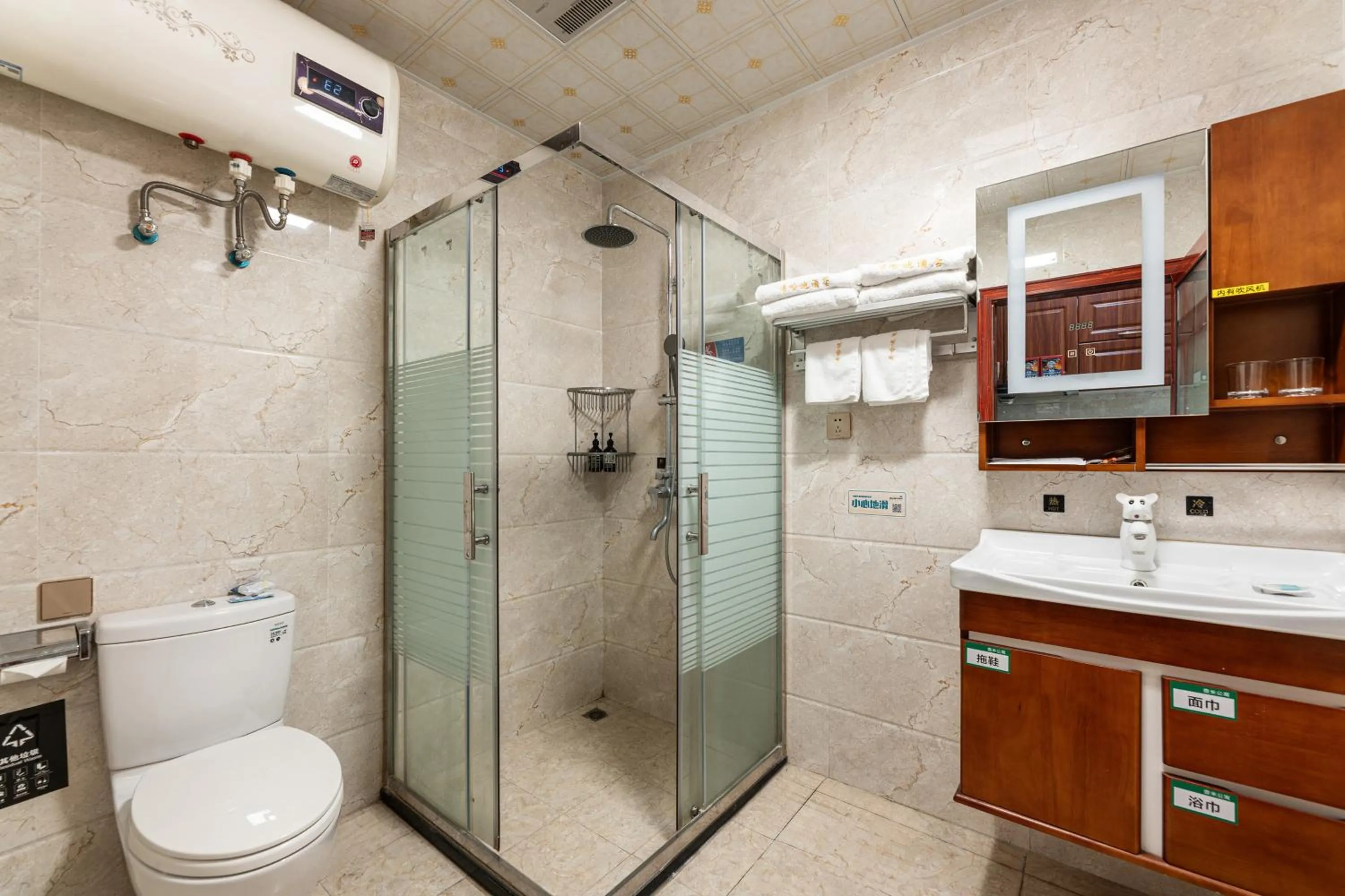 Shower in Chami Apartment Hotel, Buhadi