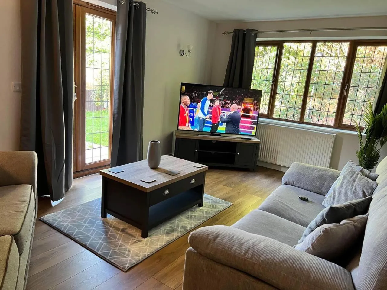 TV and multimedia in 2-Bed House - Sleeps 6 - Garden Parking Wifi