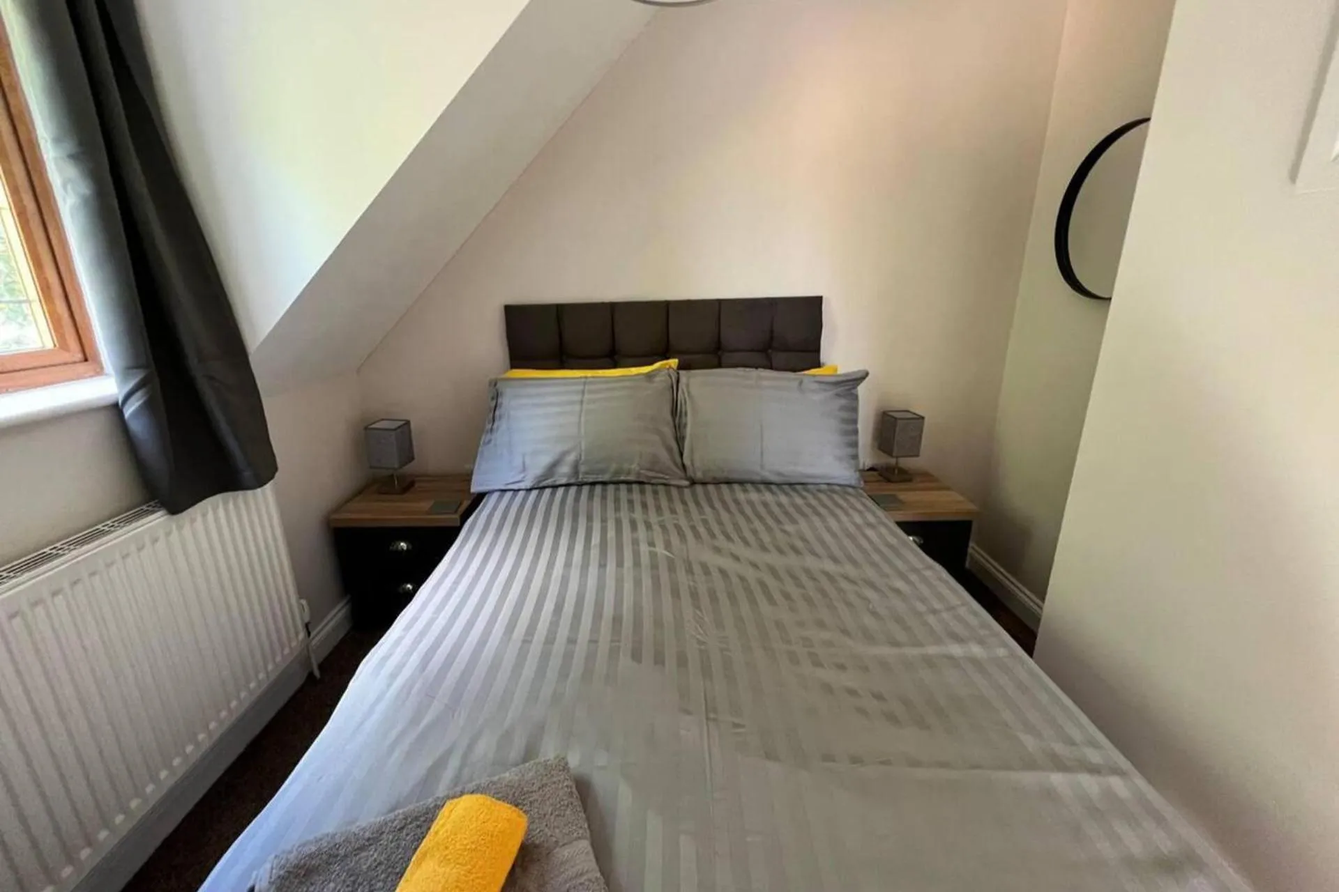 Bed in 2-Bed House - Sleeps 6 - Garden Parking Wifi