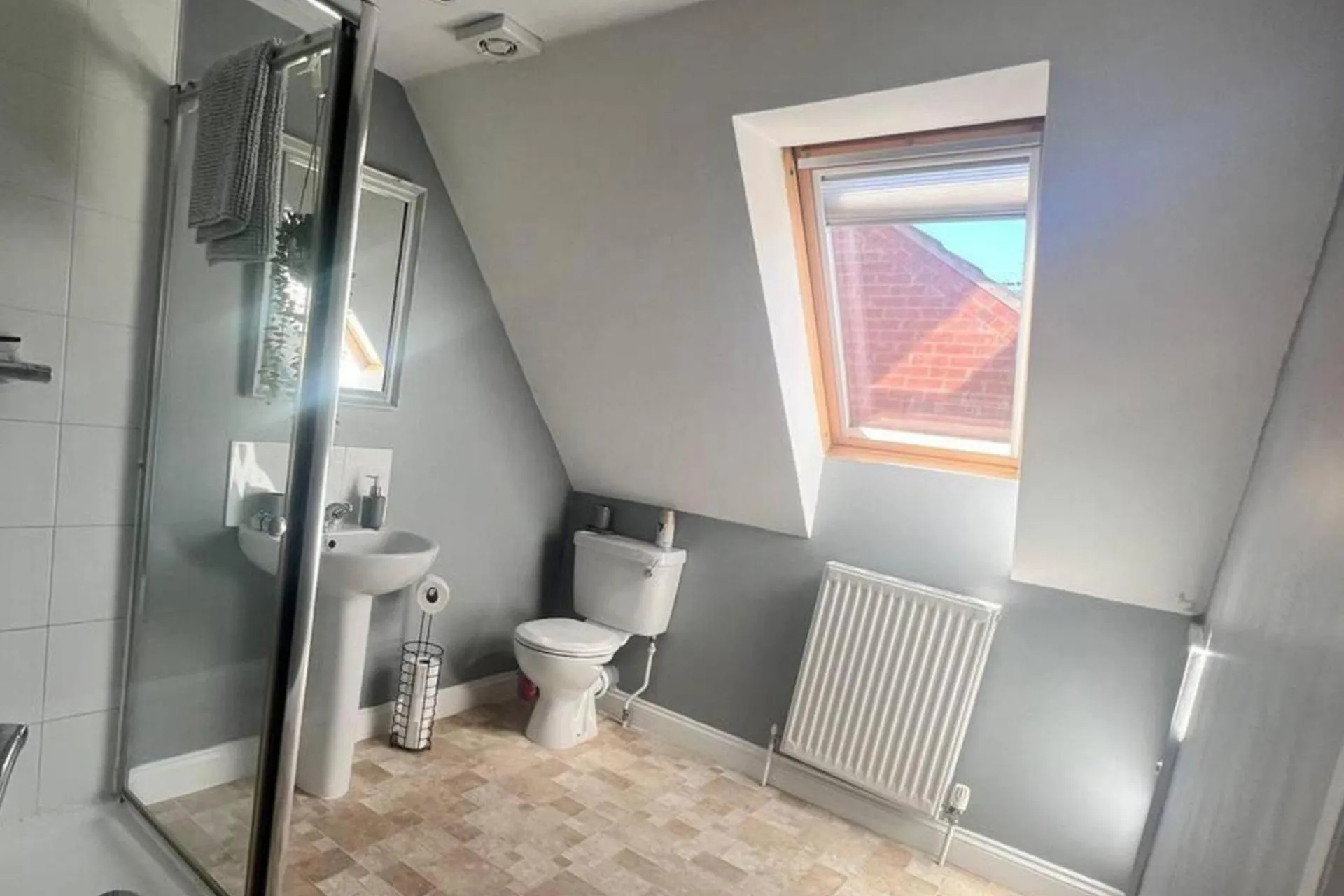 Shower in 2-Bed House - Sleeps 6 - Garden Parking Wifi