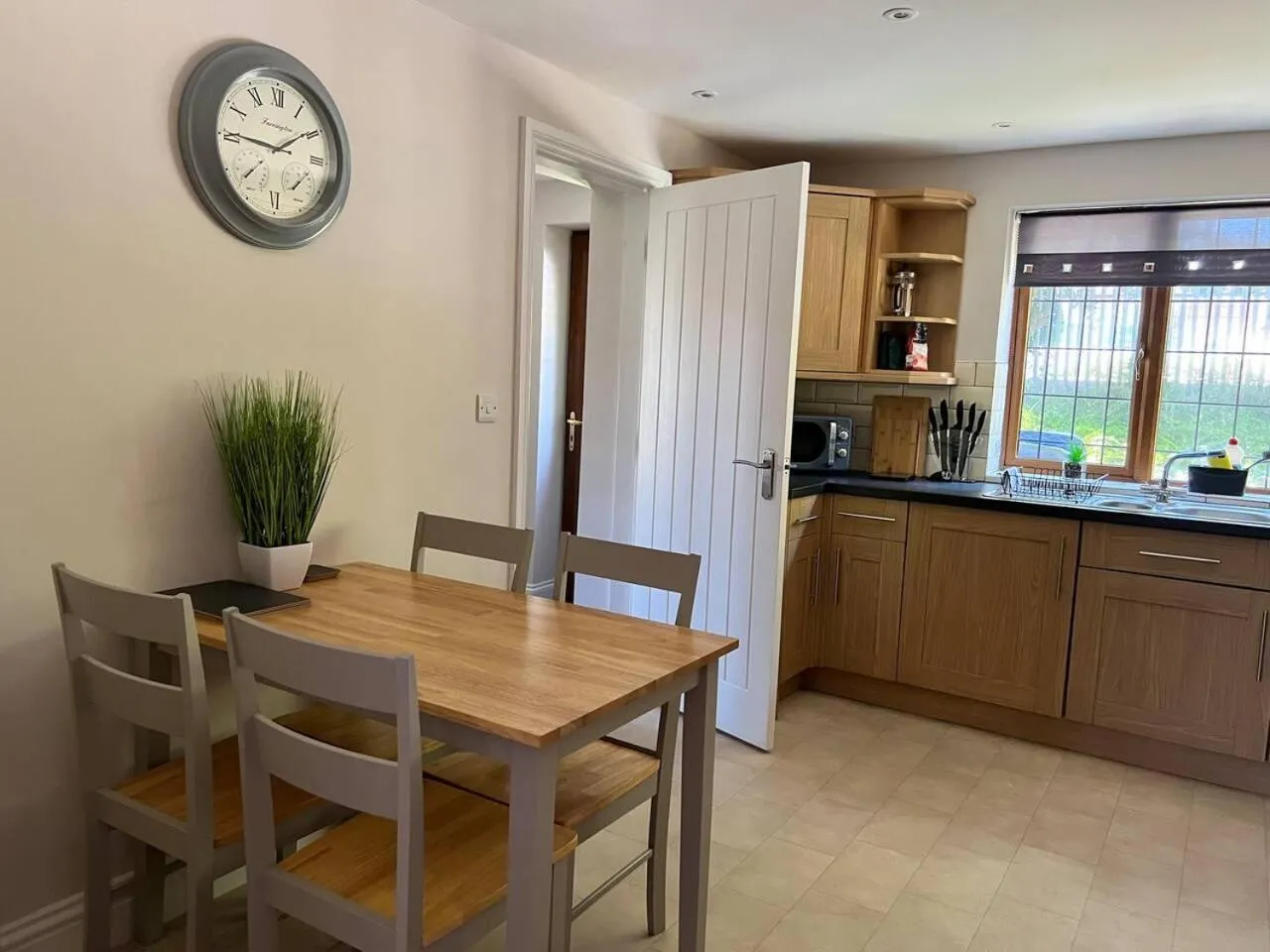 Kitchen or kitchenette in 2-Bed House - Sleeps 6 - Garden Parking Wifi