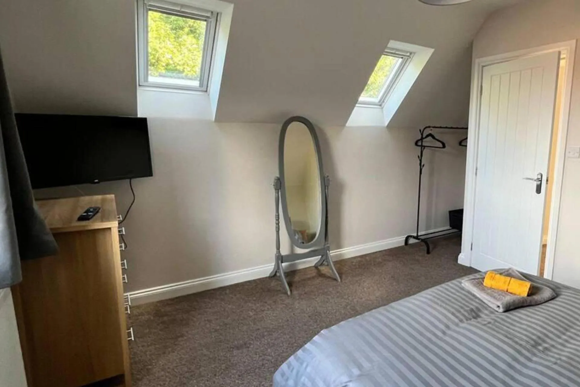 Bed in 2-Bed House - Sleeps 6 - Garden Parking Wifi