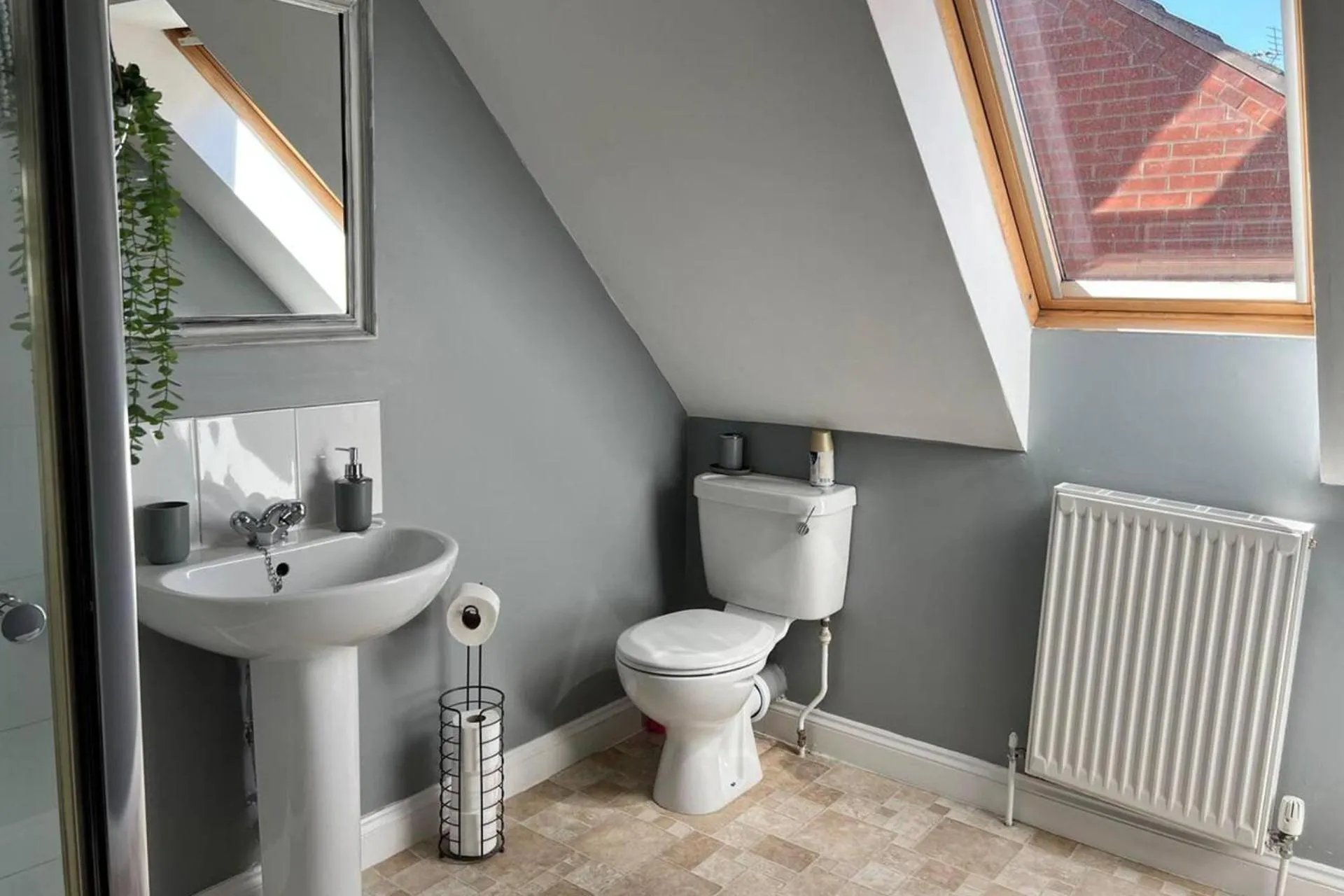 Toilet in 2-Bed House - Sleeps 6 - Garden Parking Wifi