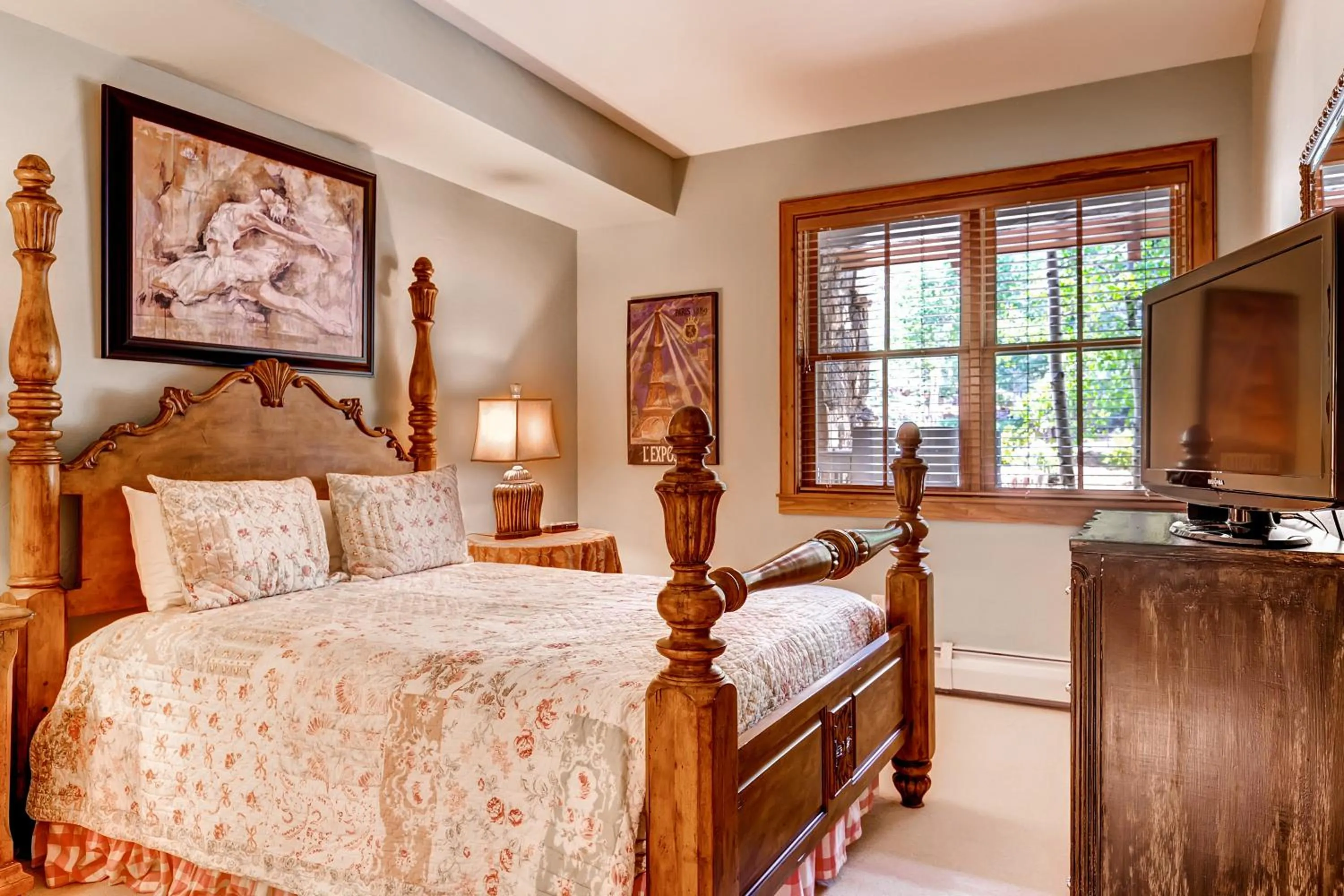 Bedroom, Bed in Bachelor Gulch Village