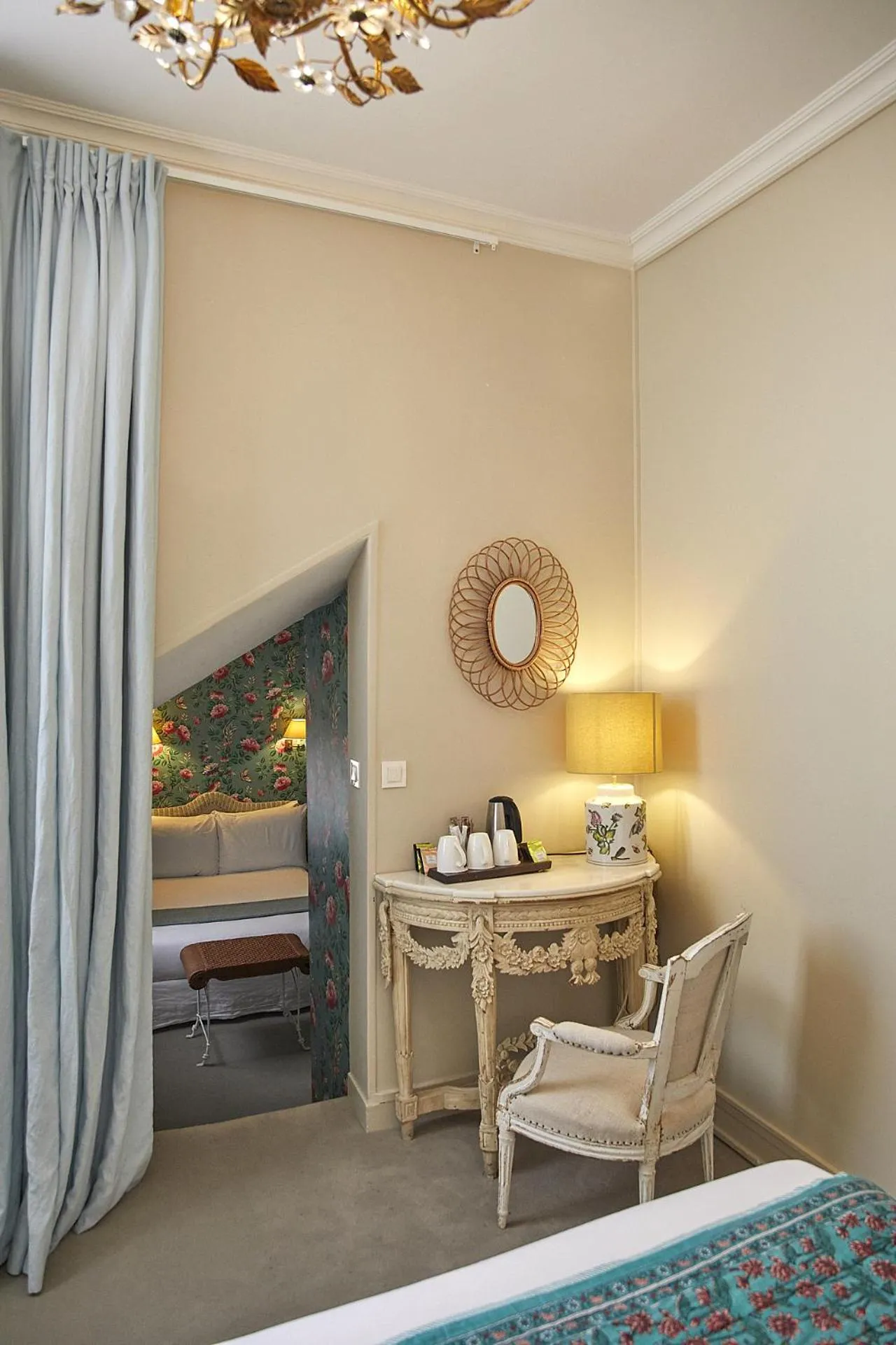 Bed in Hôtel du Danube Saint Germain