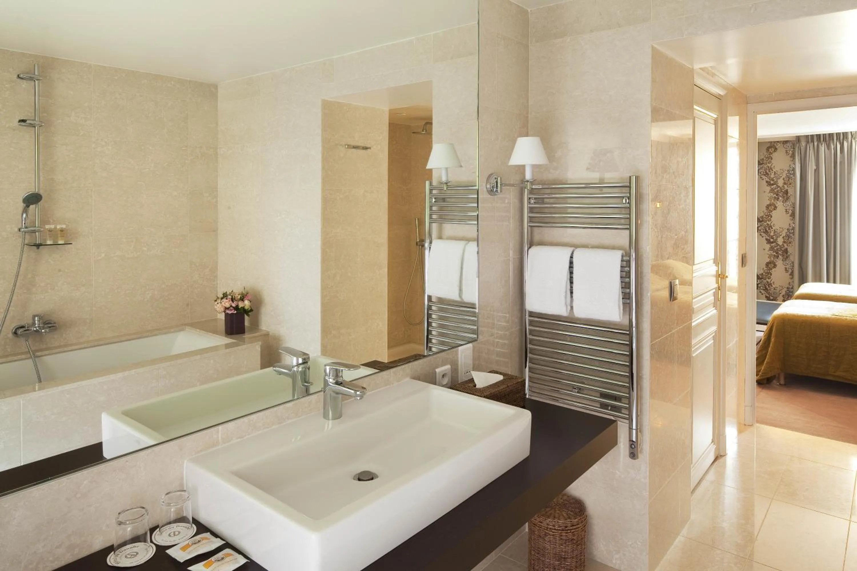 Bathroom, Bed in Hôtel du Danube Saint Germain