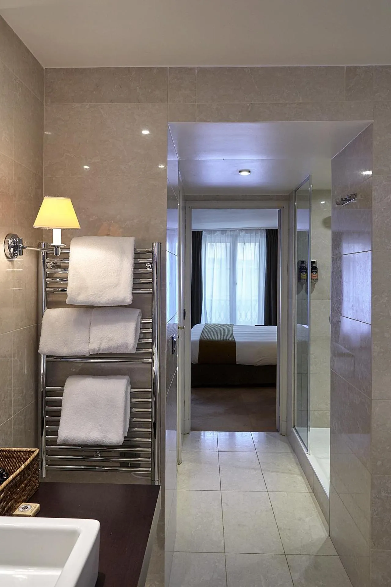 Bed in Hôtel du Danube Saint Germain