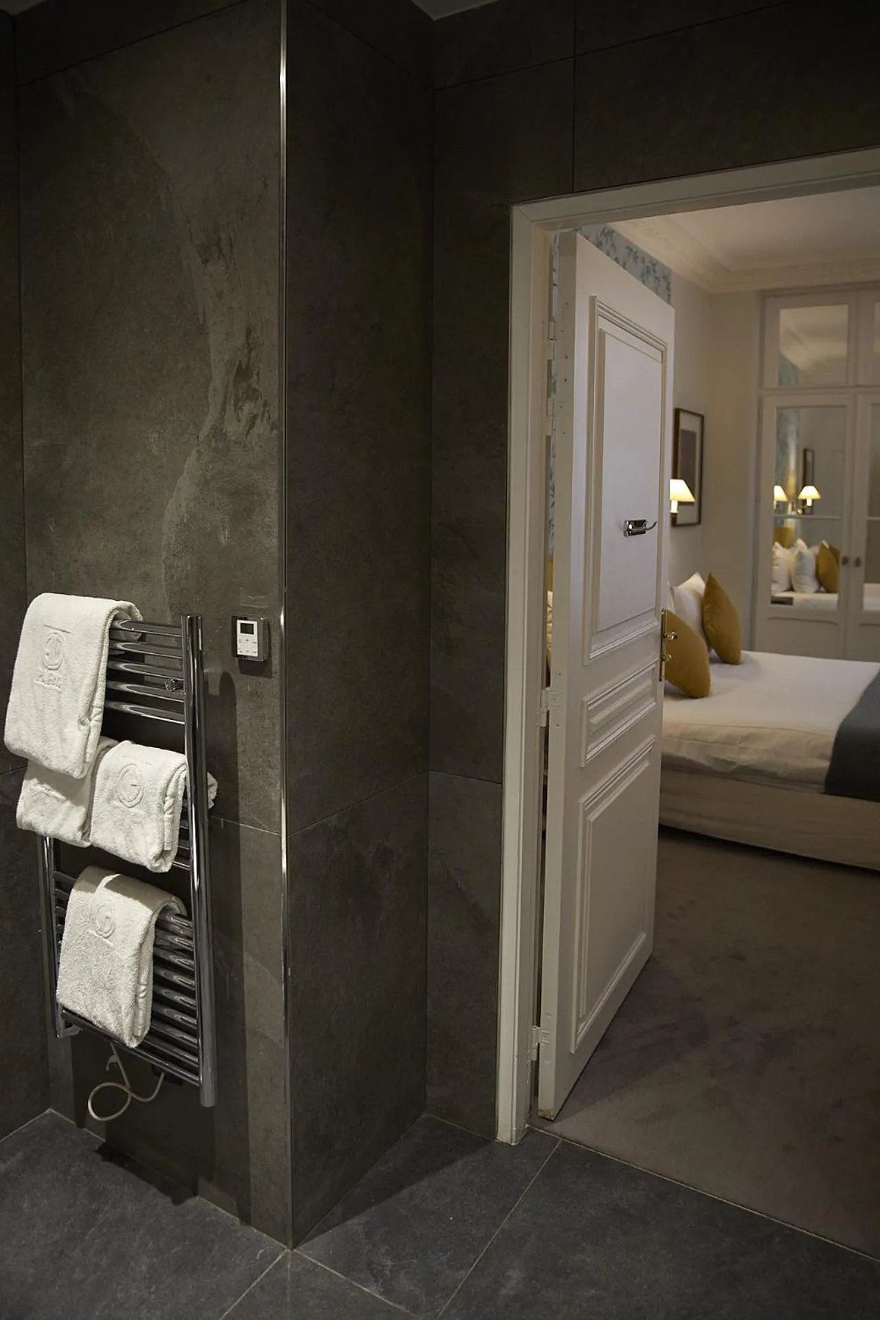 Bed in Hôtel du Danube Saint Germain