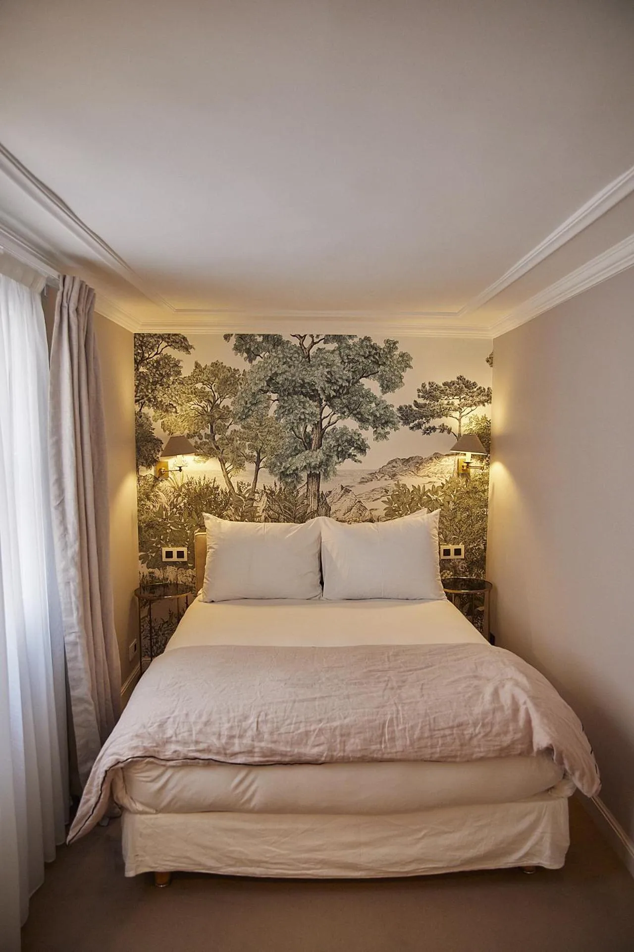 Bed in Hôtel du Danube Saint Germain