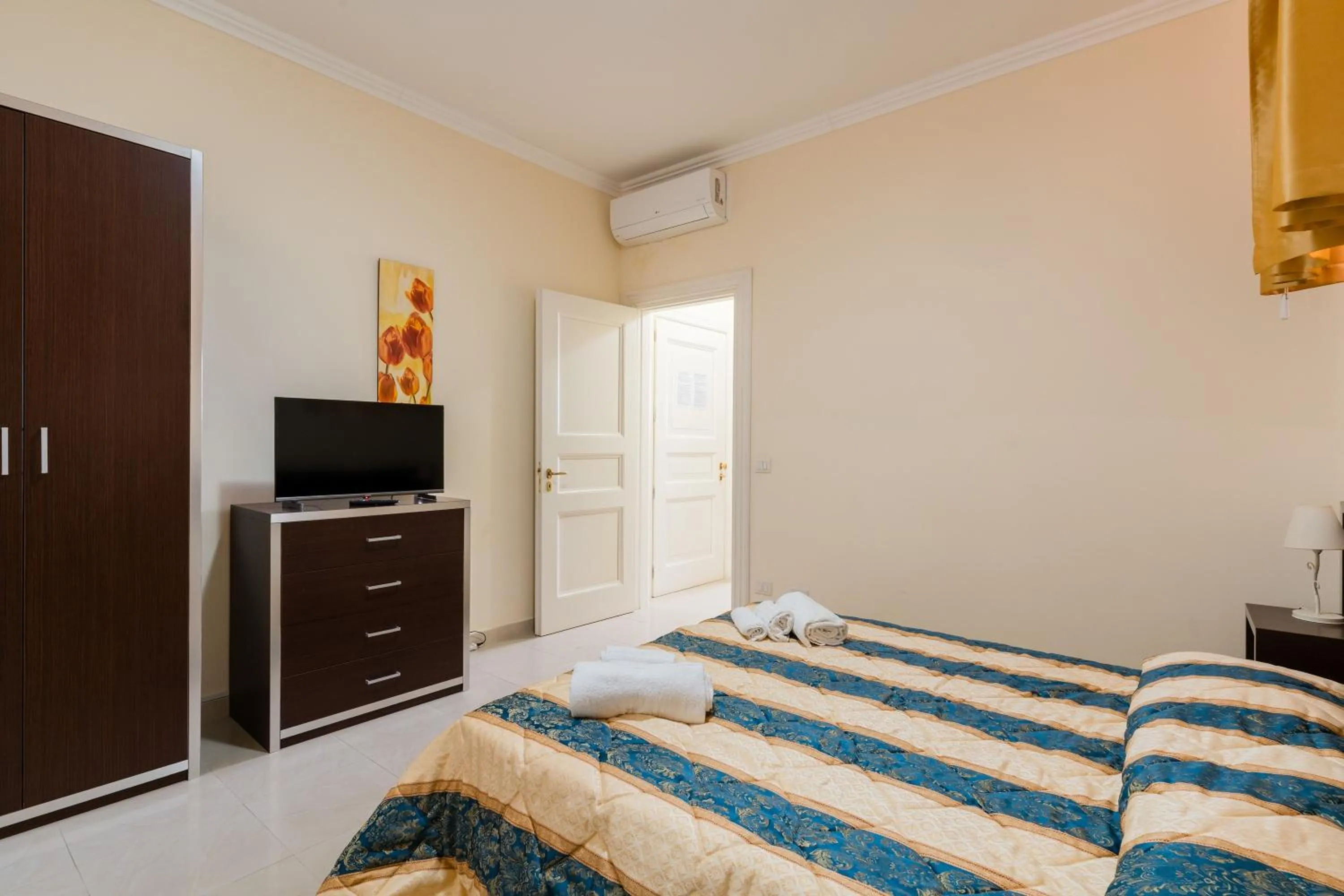 Living room, Bed in Palazzo Mongiò