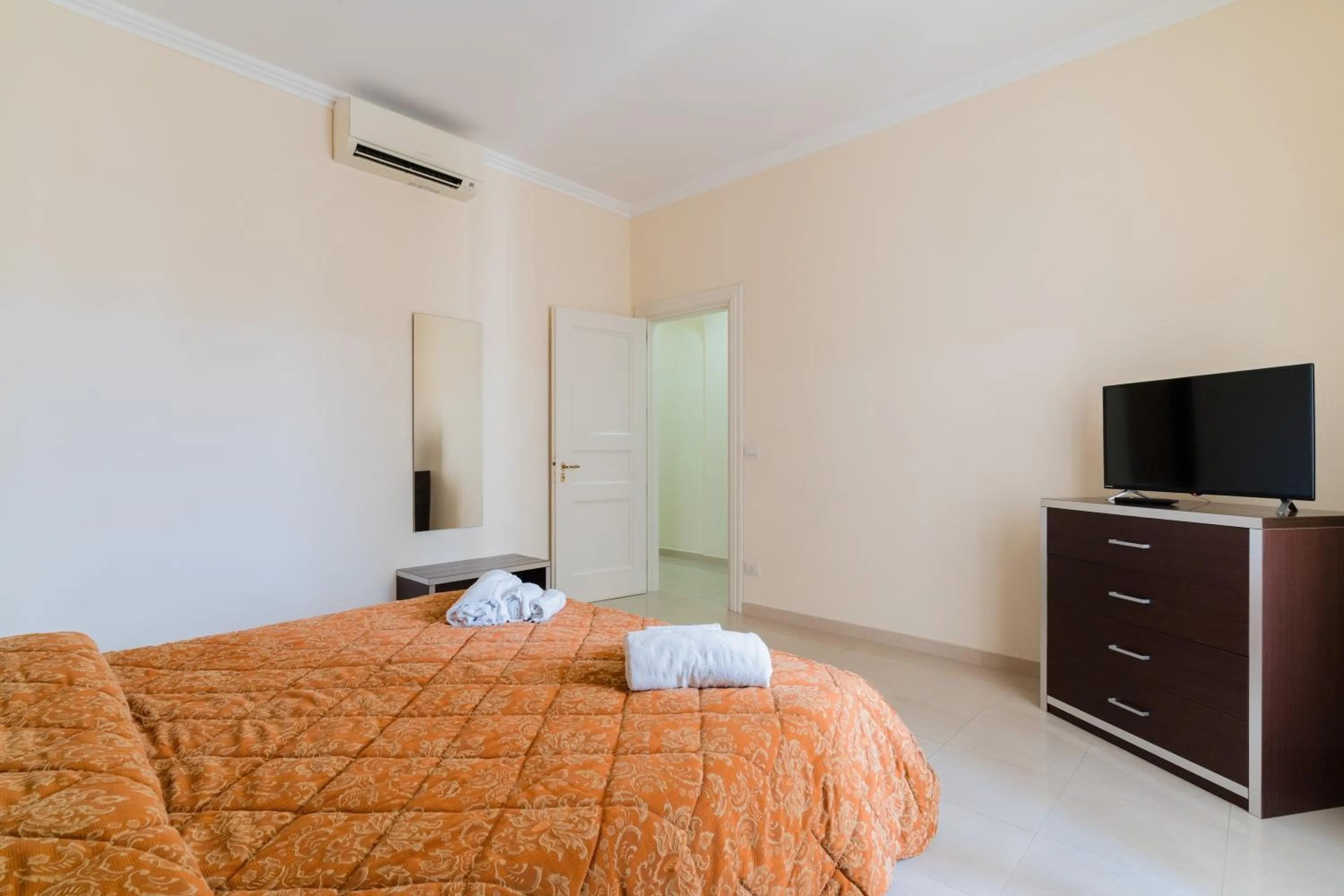 Living room, Bed in Palazzo Mongiò