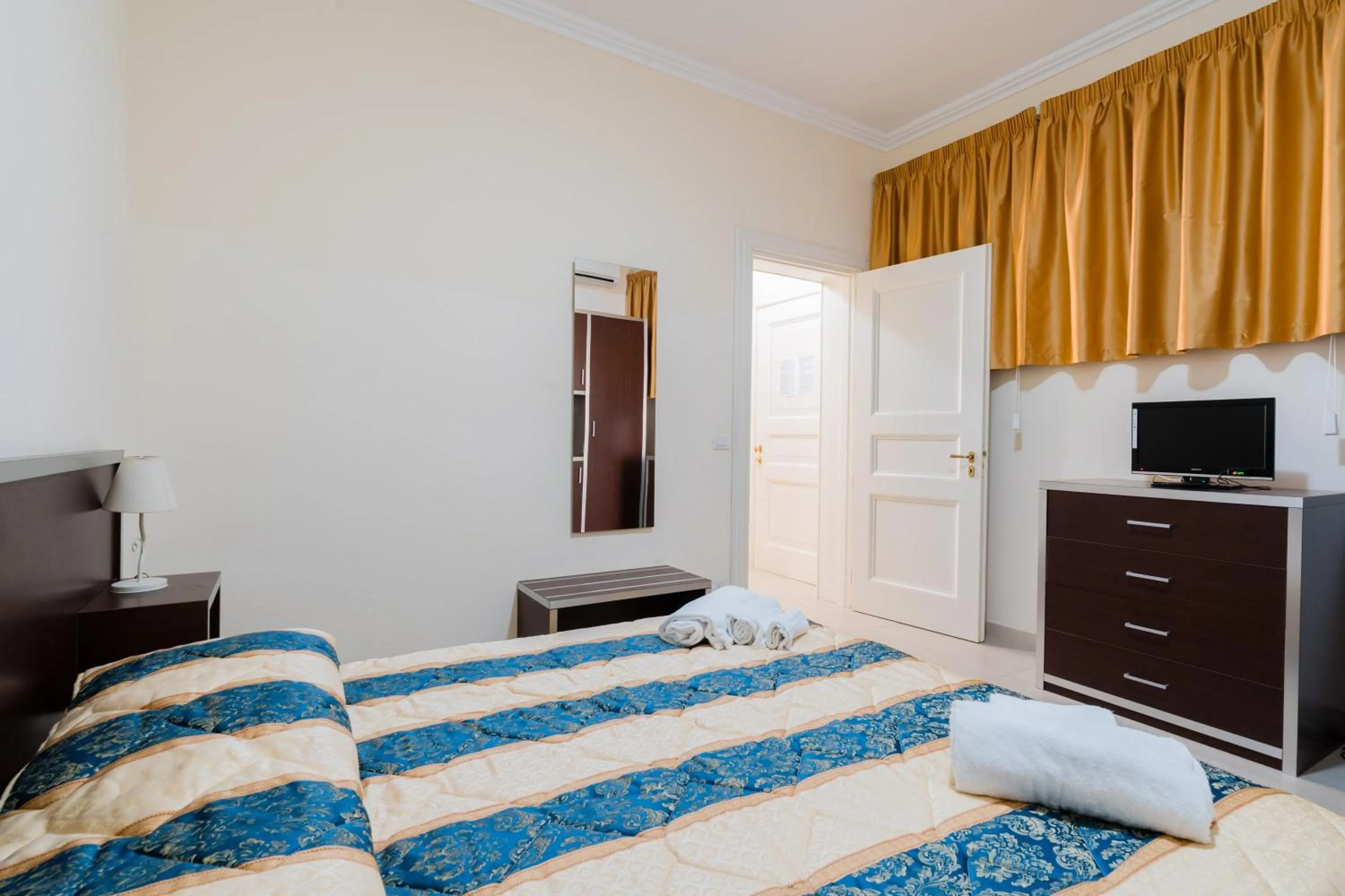 Living room, Bed in Palazzo Mongiò