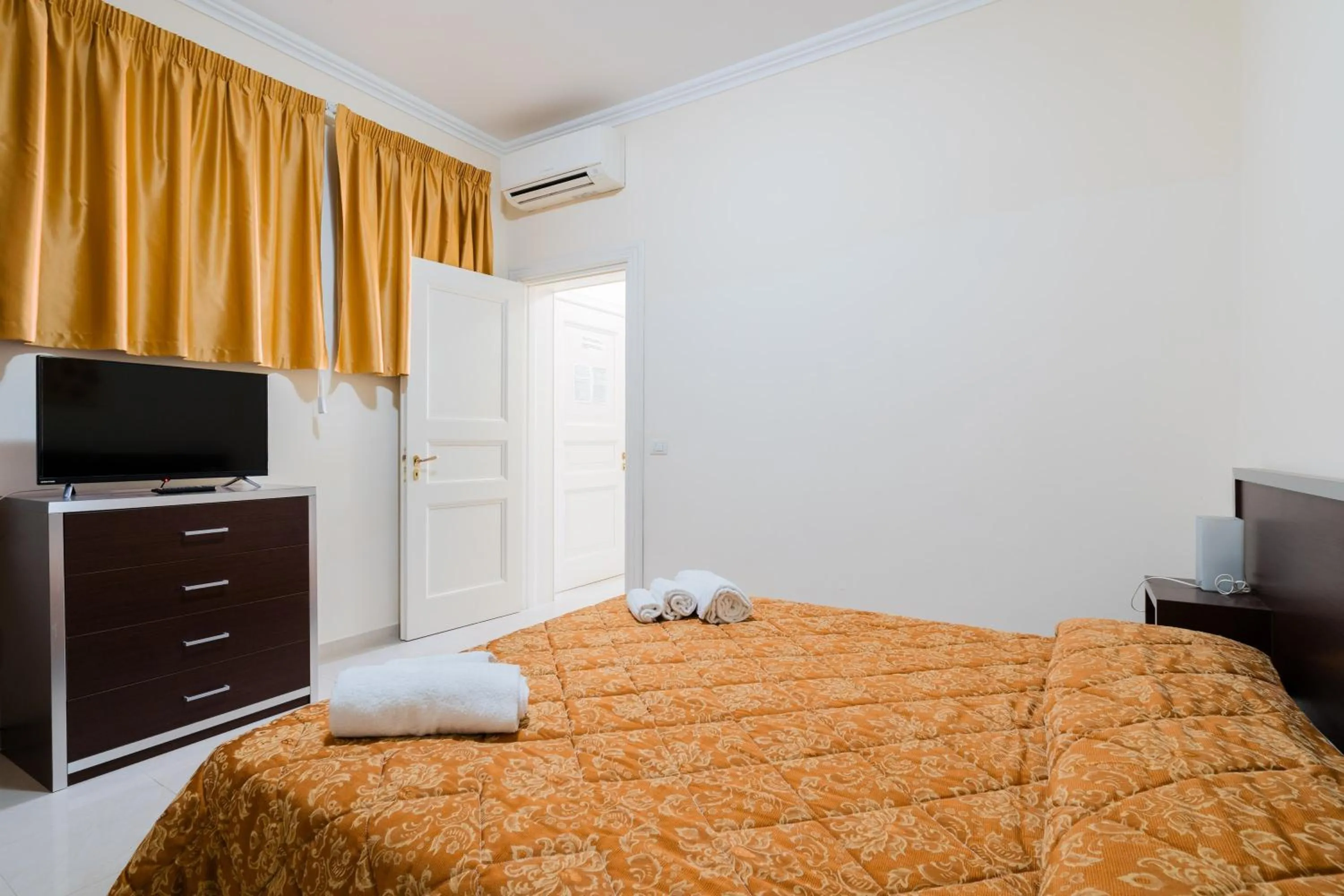 Living room, Bed in Palazzo Mongiò