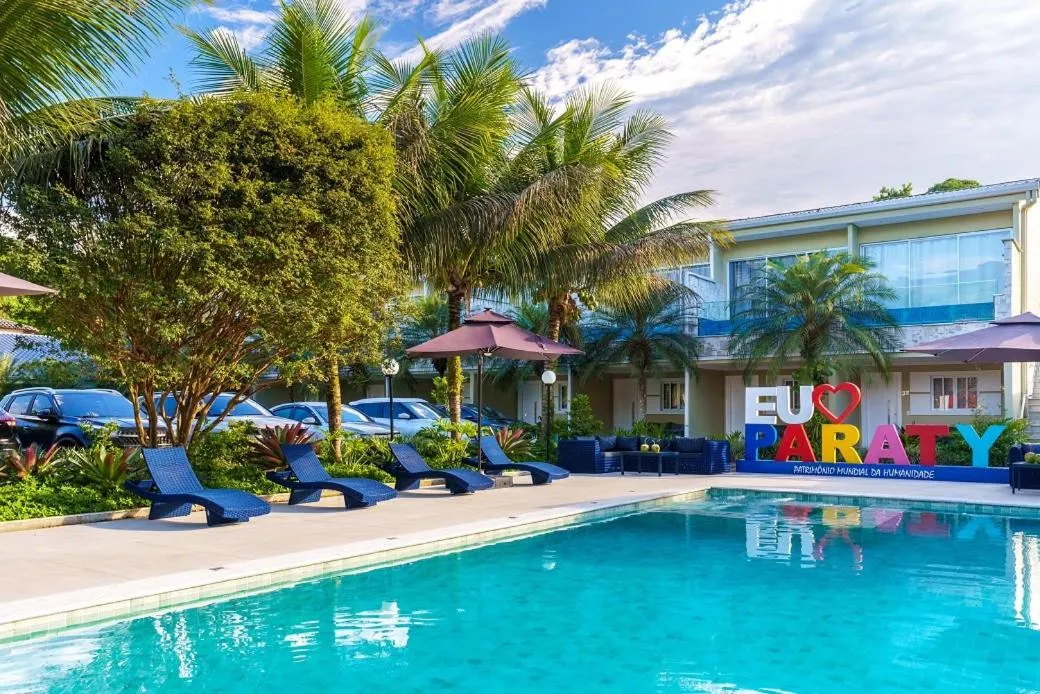 Swimming pool in Pousada Apple House Paraty
