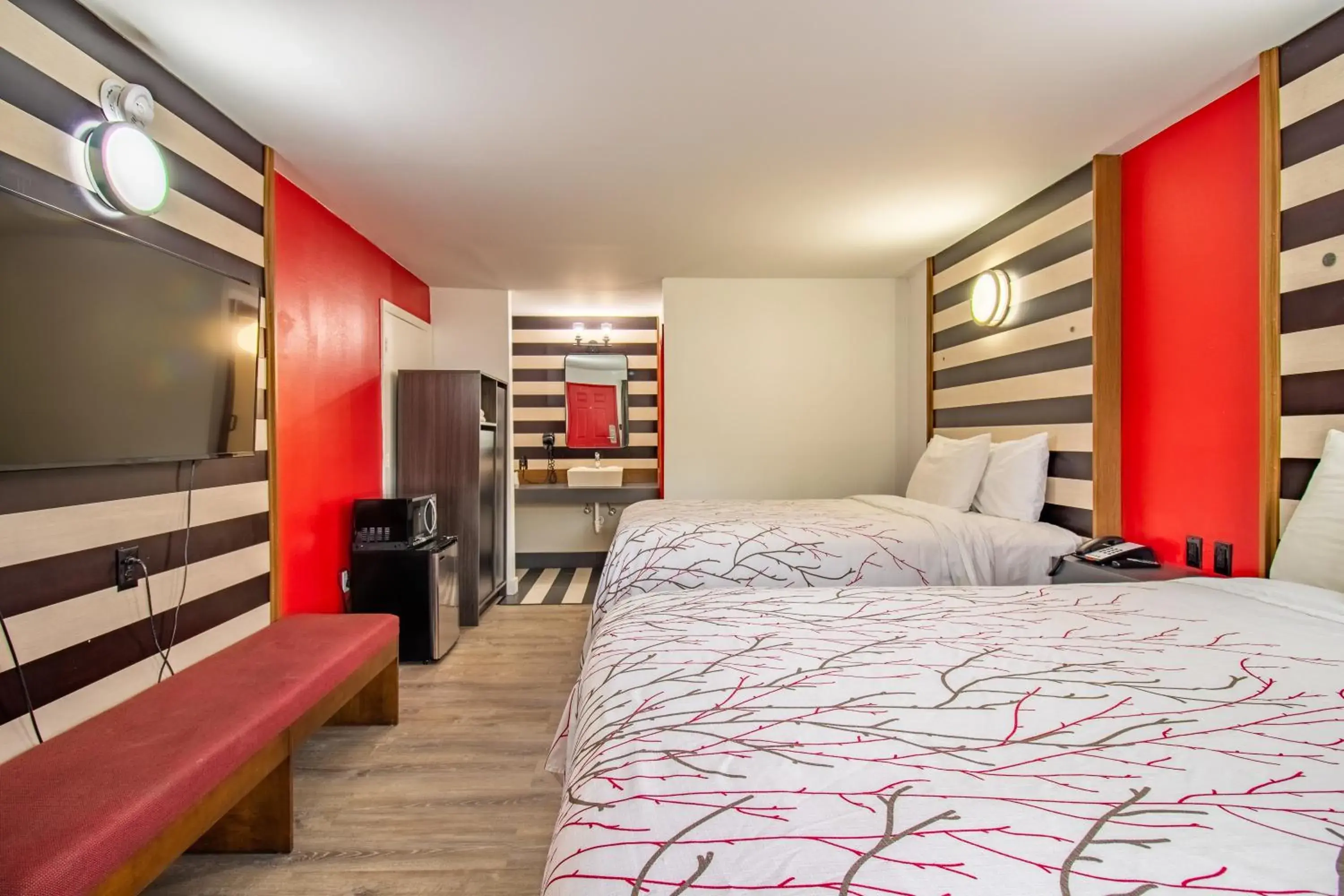 Queen Room with Two Queen Beds - Second Floor in The Asheville Inn Queen Room with Two Queen Beds - Second Floor in The Asheville Inn