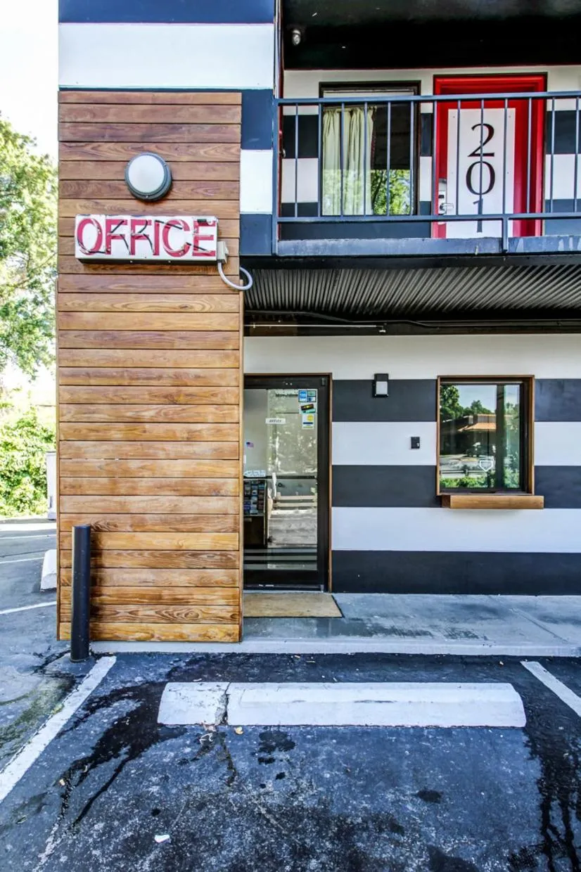 Facade/entrance in The Asheville Inn