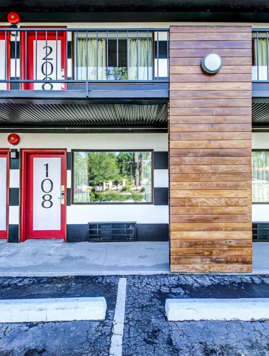 Facade/entrance in The Asheville Inn
