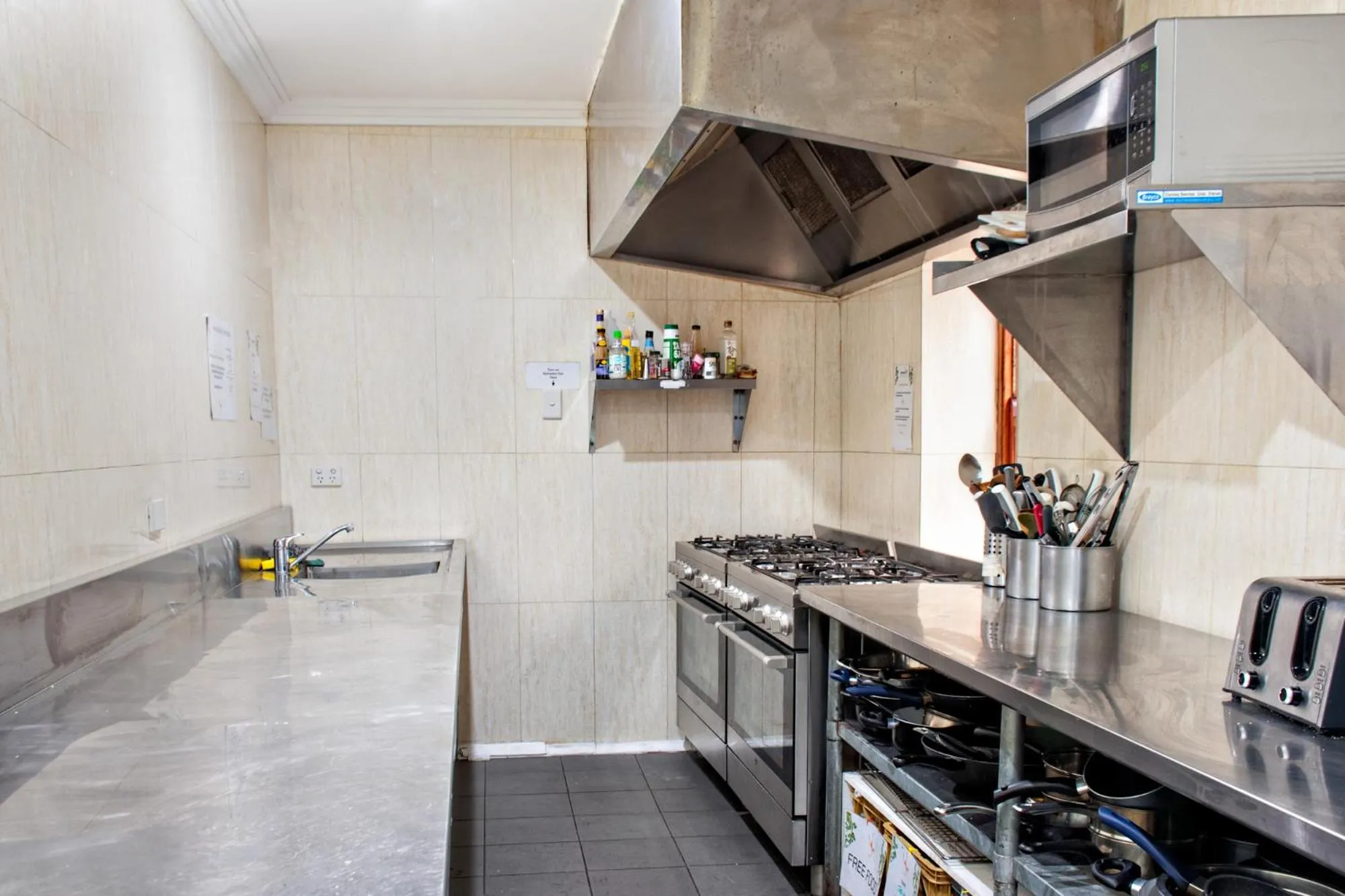 Communal kitchen in Mad Monkey Broadway